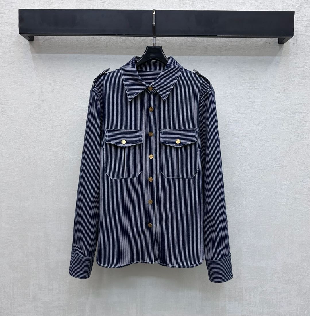 NO:734436,Zimmerman*2026 new arrivals lapel striped shirt jacket customized YB imported twill cotton material, high quality, crisp and stylish. The placket is adjusted and decorated with metal buttons with engraved letters. It echoes the round buttons on the cuffs and shoulder buttons to highlight the brand tone. All-over stripes and symmetrical flap pocket design on the chest add layering to the look. Development of surface accessories. Regular lapel shirt jacket tailoring. Can be paired with trousers of the same series. The complete set is casual and fashionable. High version, jackets &  coats,shirts,19860909Zimmerman*2026新品上架翻领条纹衬衫外套定制YB进口斜纹全棉材质 质感上乘 挺括有型 开襟沿用刻印字母金属纽扣调节装饰 配合袖口和肩扣圆扣呼应 彰显品牌调性 通体条纹配合胸前对称翻盖口袋设计 增添造型层次感 面辅料开发 常规翻领衬衣外套剪裁 可搭配同系列长裤 成套穿搭休闲时髦  高版本,,jackets & coats,shirts,,Women's clothing