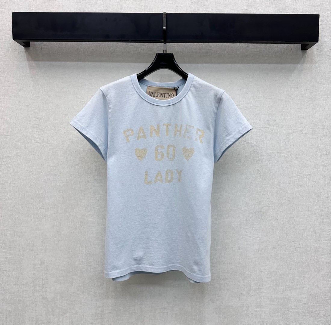 NO:734453,Valentin*2026 new products are on the shelves. Round neck letter printing. Customized YB imported raw cotton material. The texture is comfortable and breathable. The neckline is processed with threaded hemming details to add layering to the shape. The iconic letter printing design is used in the center of the chest. It echoes the embroidered logo on the back to highlight the brand tone. Development of fabric accessories. Round neck short-sleeved T-shirt tailoring. Casual and relaxed daily wear. High version 3 colors, valentino, T-shirt, tees, t-shirt,19860909Valentin*2026新品上架圆领字母印花定制YB进口原生全棉材质 质感舒适透气 领口沿用螺纹包边细节处理 增添造型层次感 胸前居中采用标志性字母印花设计 配合后背刺绣徽标相呼应 彰显品牌调性 面辅料开发 圆领短袖T恤剪裁 日常穿搭休闲松弛  高版本3色,,valentino,T-shirt,tees，t-shirt,,Women's clothing