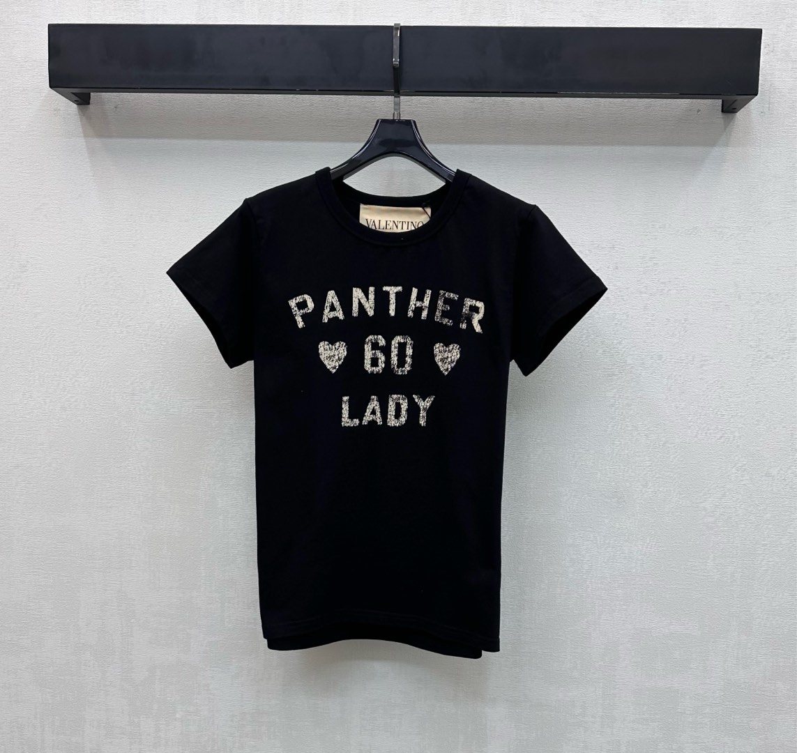 NO:734425,Valentin*2026 new products are on the shelves. Round neck letter printing. Customized YB imported raw cotton material. The texture is comfortable and breathable. The neckline is processed with threaded hemming details to add layering to the shape. The iconic letter printing design is used in the center of the chest. It echoes the embroidered logo on the back to highlight the brand tone. Development of fabric accessories. Round neck short-sleeved T-shirt tailoring. Casual and relaxed daily wear. High version 3 colors, valentino, T-shirt, tees, t-shirt,19860909Valentin*2026新品上架圆领字母印花定制YB进口原生全棉材质 质感舒适透气 领口沿用螺纹包边细节处理 增添造型层次感 胸前居中采用标志性字母印花设计 配合后背刺绣徽标相呼应 彰显品牌调性 面辅料开发 圆领短袖T恤剪裁 日常穿搭休闲松弛  高版本3色,,valentino,T-shirt,tees，t-shirt,,Women's clothing