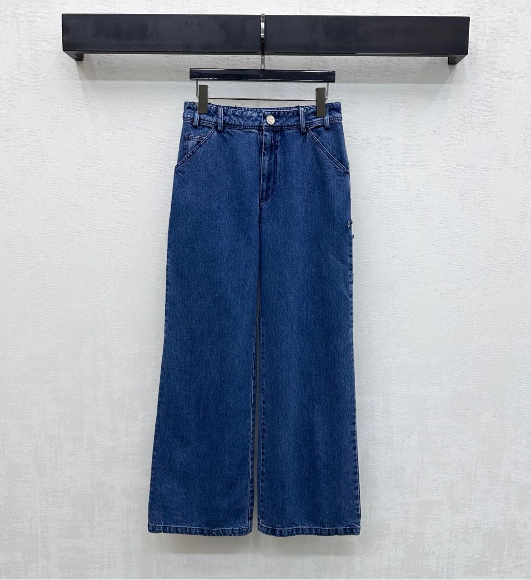 NO:734444,Chane*2026 new product launch letter logo denim trousers customized YB imported twill cotton denim material Multiple washing process presents a crisp and stylish texture Symmetrical pocket design with smooth and neat lines Adds a layered look Iconic metal letter engraved logo button adjustment decoration Echoes the double C cloth label cutting decoration on the pocket Highlights the brand tone Development of surface accessories High-waist buttoned straight trousers cut Can be matched with shirts from the same series Wear as a complete set with high street fashion style High version 36  38 40,,chanel,19860909Chane*2026新品上架字母徽标牛仔长裤定制YB进口斜纹全棉牛仔材质 多重水洗工艺 呈现挺括有型质感 对称口袋设计线条流畅利落 增添造型层次感 标志性金属字母刻印徽标纽扣调节装饰 呼应口袋处双C布标裁剪装饰 彰显品牌调性 面辅料开发 高腰系扣直筒长裤剪裁 可搭配同系列衬衣 成套穿搭高街时髦风格 高版本36 38 40,,chanel,,Women's clothing