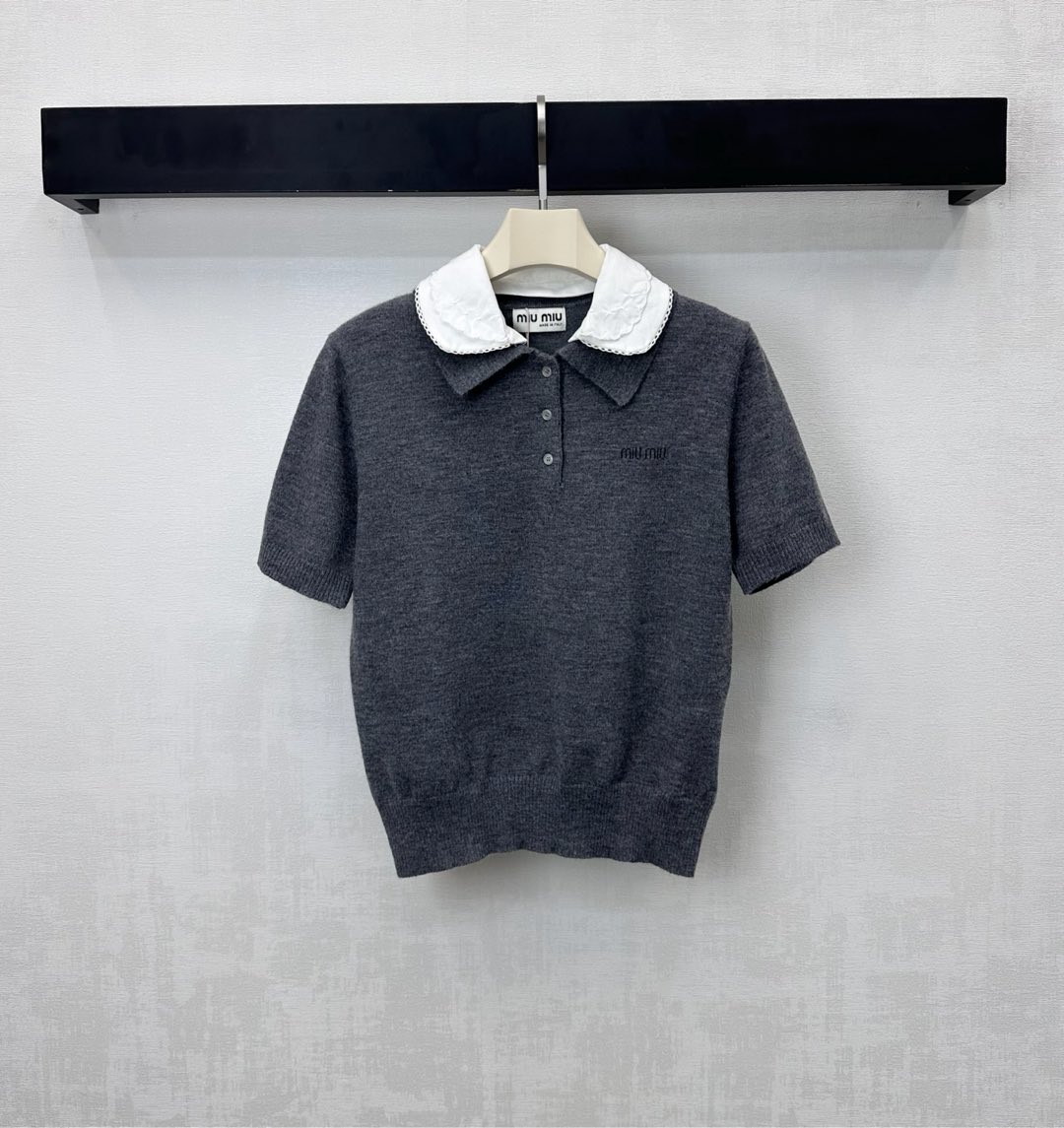 NO:735532,Miumi*2026 new products are on the shelves. Detachable lace lapel knitted custom YB imported wool knitted material. Comfortable and warm, full of texture. Decorated with detachable white lace shirt collar splicing and collision design with the body to add layering to the look. Half placket button adjustment and iconic letter embroidered logo decoration on the chest to highlight the brand tone. Development of surface accessories. Lapel short-sleeved top tailoring. Fashionable for daily wear to reduce age. High version, miumiu, T-shirt,19860909Miumi*2026新品上架拆卸花边翻领针织定制YB进口羊毛针织材质 舒适保暖 质感十足 饰以可拆卸白色花边衬衣领拼接与大身碰撞设计 增添造型层次感 半开襟纽扣调节配合胸前标志性字母刺绣徽标装饰 彰显品牌调性 面辅料开发 翻领短袖上衣剪裁 日常穿搭减龄时髦  高版本,,miumiu,T-shirt,,Women's clothing