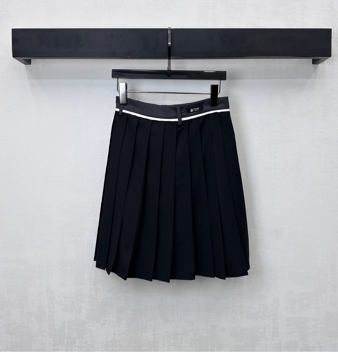 NO:735491,Prad*2026 new products are on the shelves. Spliced ​​pleated skirt. Customized YB imported cotton material. High-quality texture. Soft and comfortable. Contrast color design with white stripe partition on the waist. Made with knee-length length and pleating process to add layering to the look. Iconic letter logo decoration on the waist side to highlight the brand tone. Development of surface accessories. High-waisted pleated skirt tailoring. Casually matched with tops for age-reducing fashion. High version 2 colors, prada, skirts,19860909Prad*2026新品上架拼接百褶半裙 定制YB进口棉沦材质 质感上乘 柔软舒适 腰间沿用白色条纹隔层撞色设计 配合及膝长短与压褶工艺制作 增添造型层次感 腰侧点缀标志性字母徽标装饰 彰显品牌调性 面辅料开发 高腰百褶半裙剪裁 随意搭配上装穿搭减龄时髦  高版本2色,,prada,skirts,,Women's clothing