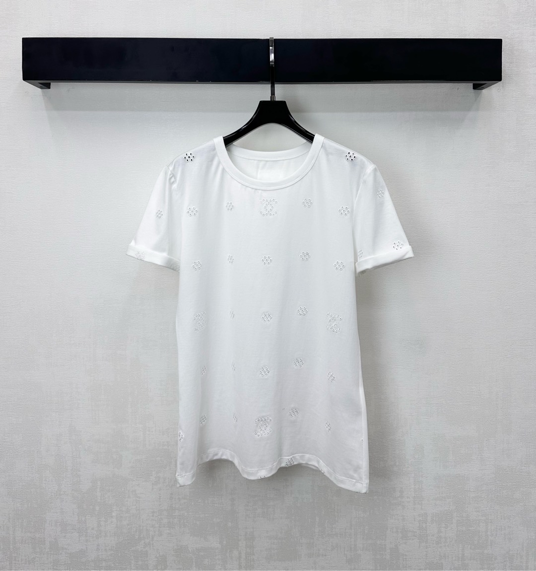 NO:735531,Chane*2026 new products are on the shelves, customized with laser embroidery. YB imported raw cotton material is full of texture, comfortable and breathable. Threaded hemming details are used on the neckline and cuff folding design processing to add a sense of layering. Laser hollow embroidery technology all over the body presents the iconic double C letter logo elements to highlight the brand tone. Development of surface accessories. Conventional round neck short-sleeved T-shirt tailoring. Stunning and fashionable when worn alone. High version 36 38  40,,chanel,T-shirt,tees,t-shirt,19860909Chane*2026新品上架激光绣花定制YB进口原生全棉材质 质感十足 舒适透气 领口沿用螺纹包边细节配合袖口翻折设计处理 增添造型层次感 通体满铺激光镂空绣花工艺 呈现标志性双C字母徽标元素 彰显品牌调性 面辅料开发 常规圆领短袖T恤剪裁 单穿内搭出彩时髦 高版本36 38 40,,chanel,T-shirt,tees，t-shirt,,Women's clothing