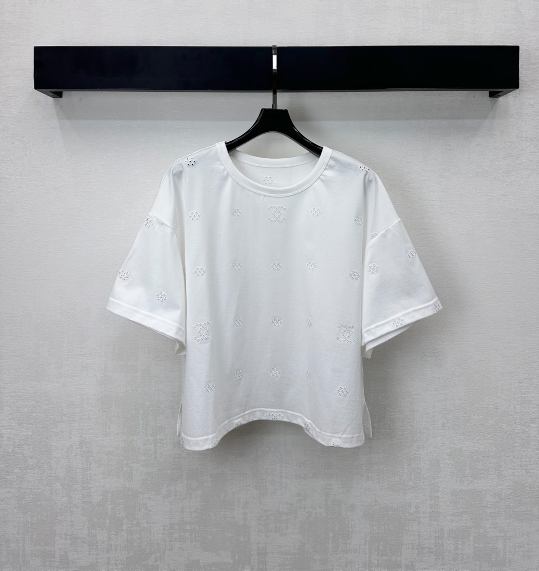 NO:735536,Chane*2026 new products are on the shelves. Laser embroidered short custom-made YB imported virgin cotton material. Full texture, comfortable and breathable. Threaded hemming details on the neckline and loose shoulder design add to the layering of the look. Laser hollow embroidery all over the body presents the iconic double C letter logo elements to highlight the brand tone. Development of surface accessories. Round neck short T-shirt tailoring. Stunning and fashionable when worn alone. High version 36 38  40,,chanel,tees,t-shirt,19860909Chane*2026新品上架激光绣花短款定制YB进口原生全棉材质 质感十足 舒适透气 领口沿用螺纹包边细节配合宽松落肩版型设计 增添造型层次感 通体满铺激光镂空绣花工艺 呈现标志性双C字母徽标元素 彰显品牌调性 面辅料开发 圆领短款T恤剪裁 单穿内搭出彩时髦 高版本36 38 40,,chanel,tees，t-shirt,,Women's clothing