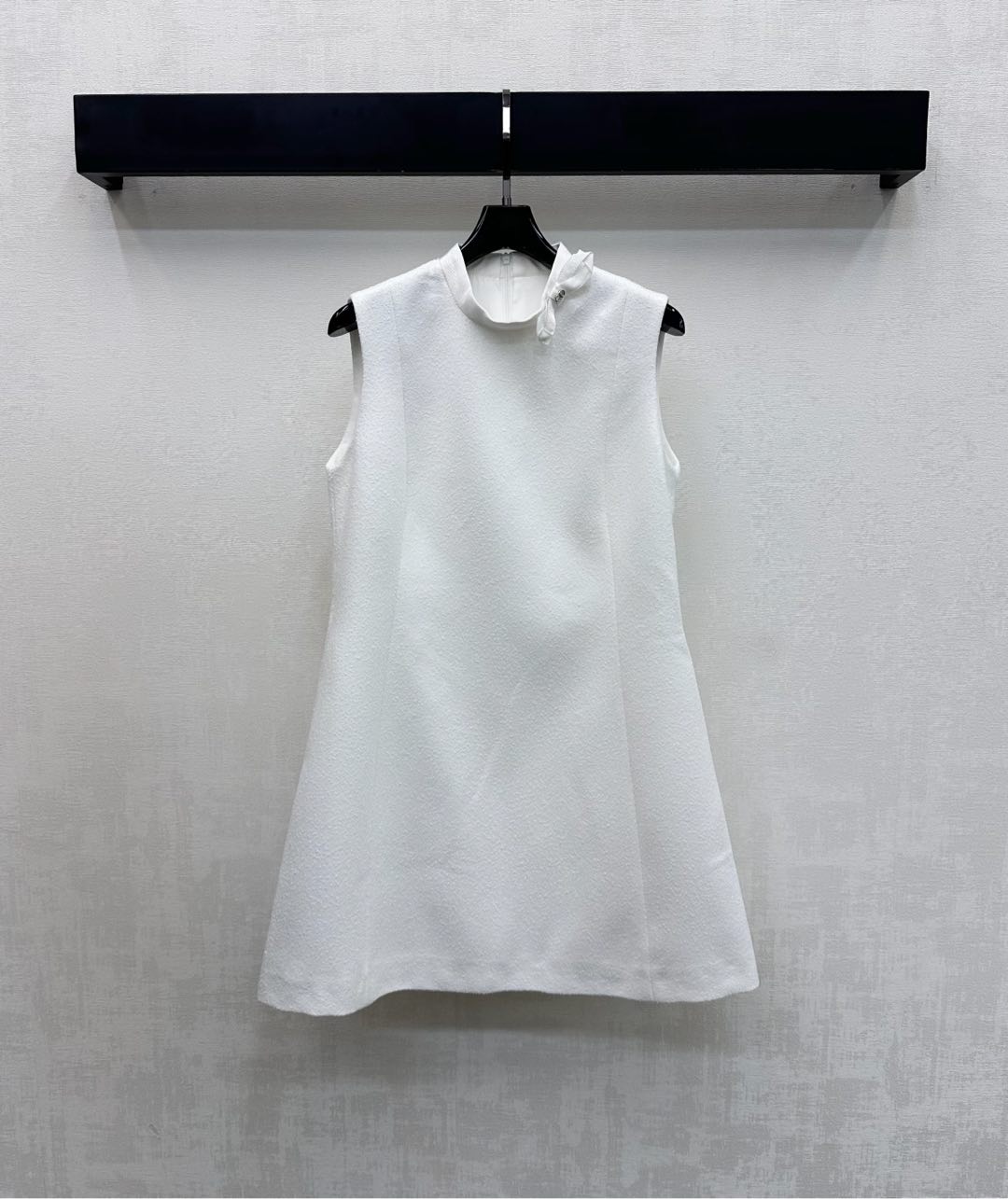 NO:735521,Dio*2026 new product launch logo woolen dress vest skirt customized YB imported woolen material, high-end texture, full appearance, the whole body is made of grain texture to create a ladylike atmosphere, combined with the collar binding and splicing design to add layering to the look. The collar bow is embellished with the CD metal logo decoration to highlight the brand tone. The development of surface accessories. The stand-up collar vest dress can be paired with the same series of jackets. The complete set of outfits perfectly embodies the sense of elegance. The best choice for formal occasions.  High version,,dior,skirts,jackets & coats,19860909Dio*2026新品上架徽标粗纺洋装背心裙定制YB进口羊毛呢材质 质感高级 品相十足 通体利用颗粒纹路名媛氛围立显 配合领口捆边拼接设计 增添造型层次感 领边蝴蝶结点缀CD金属徽标装饰 彰显品牌调性 面辅料开发 立领背心裙剪裁 可搭配同系列外套 成套穿搭完美演绎优雅千金感 出席正式场合的不二之选 高版本,,dior,skirts,jackets & coats,,Women's clothing