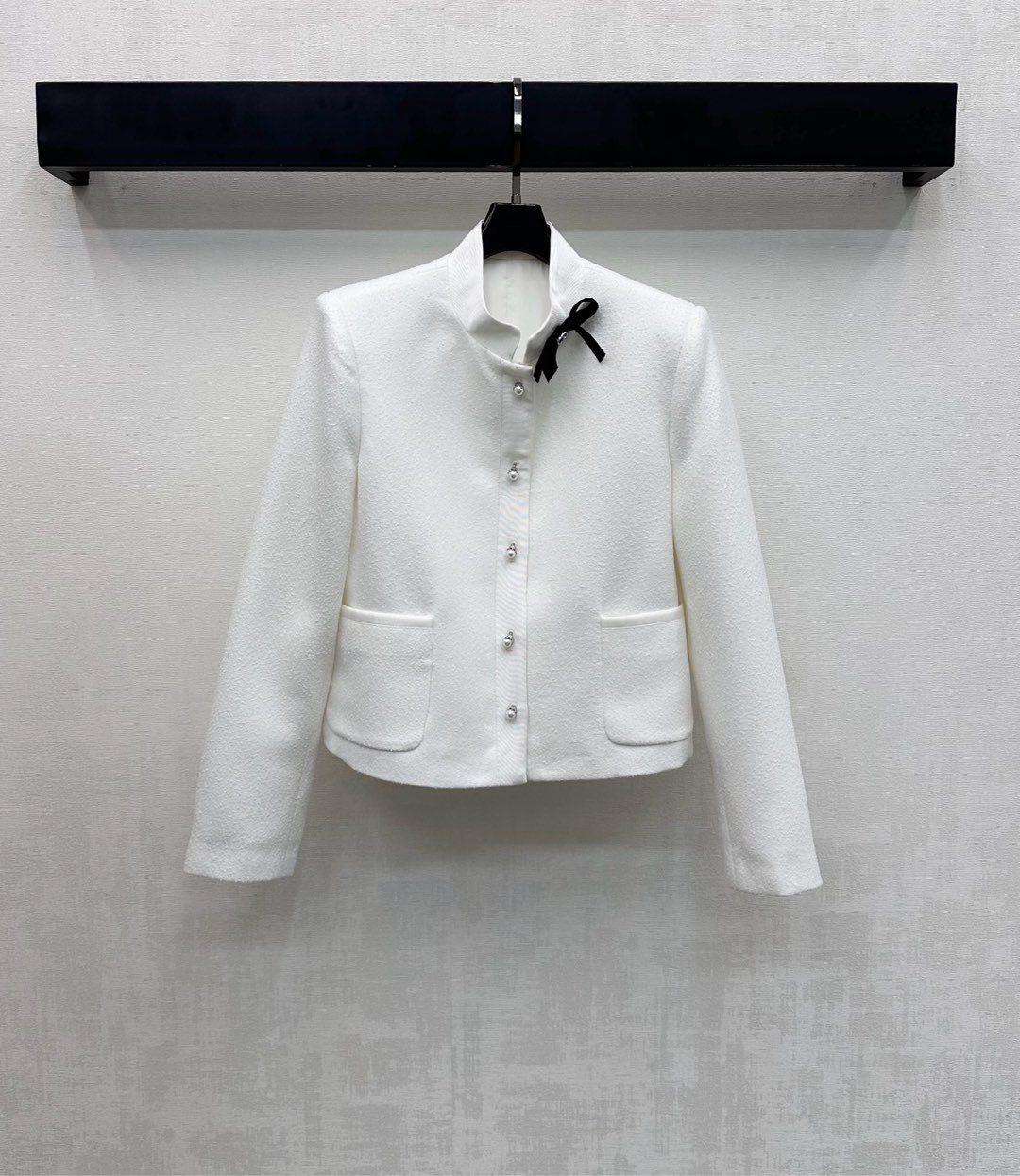 NO:735511,Dio*2026 new product launch logo woolen dress jacket customized YB imported woolen material, high-end texture and full appearance. The whole body is made of grain texture to create a ladylike atmosphere. It is combined with the stitching design of the edges of the pockets on the neckline to add layering to the look. The bow on the collar is embellished with the CD metal logo to echo the adjustment of the pearl buttons, highlighting the brand's tone. The development of surface accessories. The stand-up collar short jacket cut can be matched with the same series of skirts. The complete set perfectly demonstrates the sense of elegance.  Perfect for formal occasions, high version, dior, skirts, jackets & coats,19860909Dio*2026新品上架徽标粗纺洋装外套定制YB进口羊毛呢材质 质感高级 品相十足 通体利用颗粒纹路名媛氛围立显 配合领口前襟口袋边缘捆边拼接设计 增添造型层次感 领边蝴蝶结点缀CD金属徽标呼应珍珠纽扣调节处理 彰显品牌调性 面辅料开发 立领短款外套剪裁 可搭配同系列半裙 成套穿搭完美演绎优雅千金感 出席正式场合的不二之选 高版本,,dior,skirts,jackets & coats,,Women's clothing