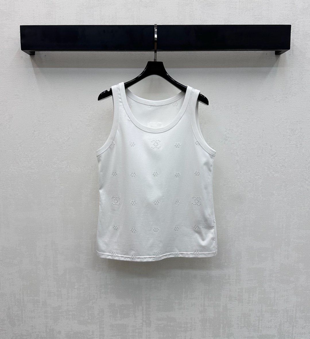 NO:735526,Chane*2026 new product launch laser embroidered vest customized YB imported raw cotton material, full of texture, comfortable and breathable, threaded hemming details are used on the collar and cuffs to add layering to the look. Laser hollow embroidery technology all over the body presents the iconic double C letter logo elements to highlight the brand tone. Development of surface accessories. Conventional round neck vest tailoring. Stylish when worn alone. High version 36 38 40,,chanel,19860909Chane*2026新品上架激光绣花背心定制YB进口原生全棉材质 质感十足 舒适透气 领口袖口沿用螺纹包边细节处理 增添造型层次感 通体满铺激光镂空绣花工艺 呈现标志性双C字母徽标元素 彰显品牌调性 面辅料开发 常规圆领背心剪裁 单穿内搭出彩时髦 高版本36 38 40,,chanel,,Women's clothing