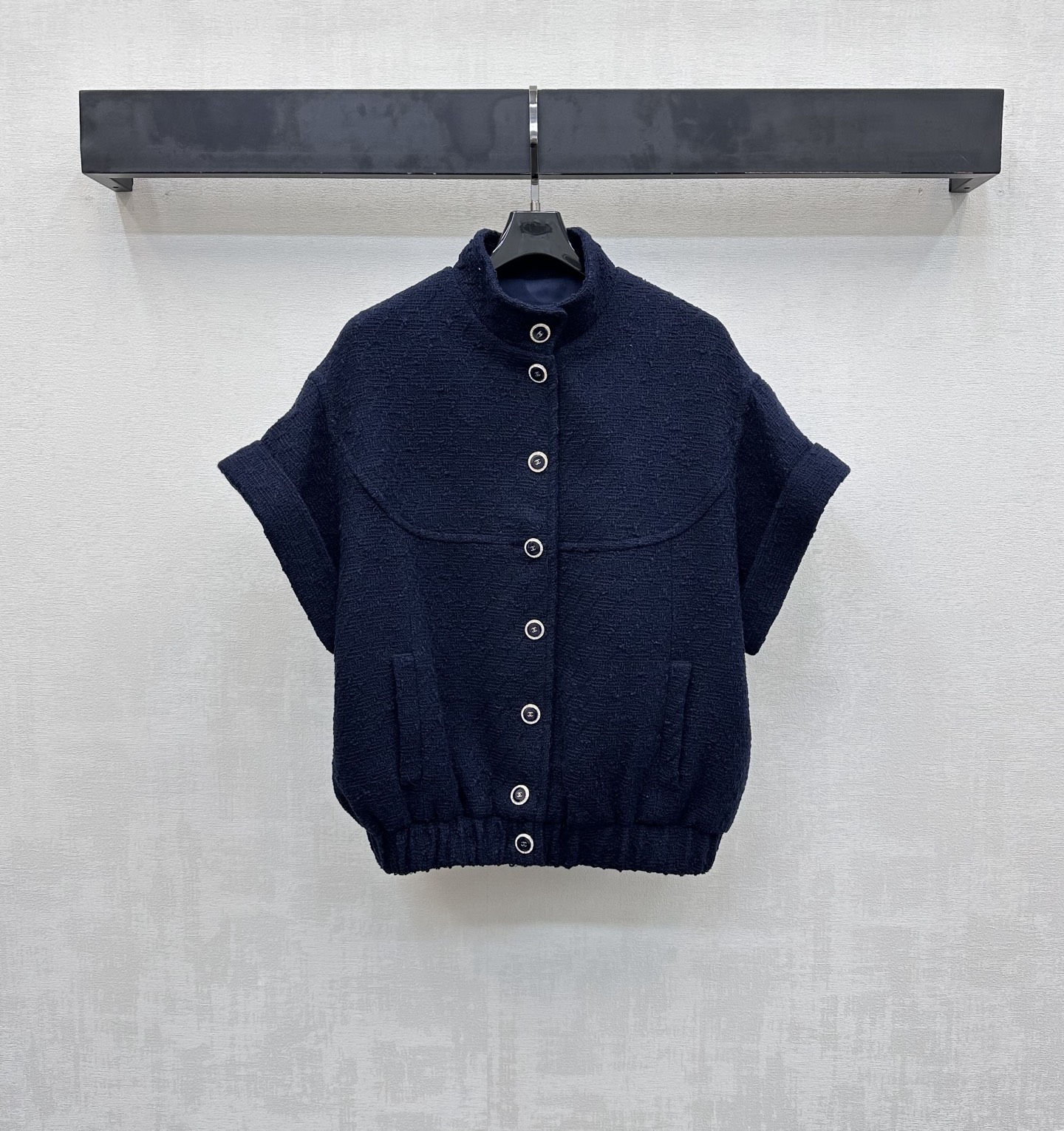 NO:735561,Chane*2026 new products are on the shelves. The slub flying sleeve dress jacket is made of YB imported slub woolen material. It shows the texture of high-end wool. It uses heavy-duty engraved buttons for adjustment and blessing. It highlights the brand tone. The stand-up collar folded flying sleeve version is combined with the symmetrical pocket design to add layering to the style. It shows the brand's haute couture charm. The development of surface accessories. The stand-up collar short sleeveless jacket is cut. The short version modifies the body proportions to create a temperamental goddess. The first choice for urban beauties for commuting banquets and year-end events.  High version 2 colors 36 38 40,,chanel,jackets & coats,19860909Chane*2026新品上架粗纺飞袖洋装外套定制YB进口粗纺毛呢材质 呈现出高级毛料质感 沿用重工刻印纽扣调节加持 彰显品牌调性 立领翻折飞袖版型配合对称口袋设计 增添造型层次感 展现品牌高定魅力 面辅料开发 立领短款无袖外套剪裁 短款修饰身形比例 打造气质女神范 通勤宴会年终活动都市丽人穿搭首选  高版本2色36 38 40,,chanel,jackets & coats,,Women's clothing