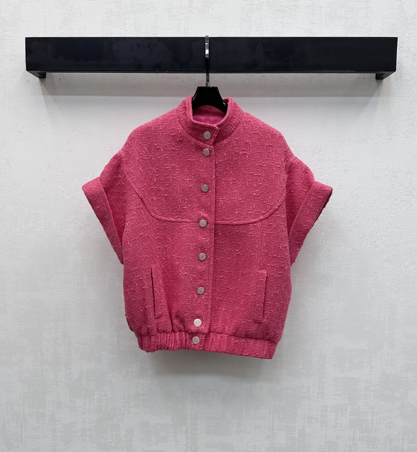 NO:735551,Chane*2026 new products are on the shelves. The slub flying sleeve dress jacket is made of YB imported slub woolen material. It shows the texture of high-end wool. It uses heavy-duty engraved buttons for adjustment and blessing. It highlights the brand tone. The stand-up collar folded flying sleeve version is combined with the symmetrical pocket design to add layering to the style. It shows the brand's haute couture charm. The development of surface accessories. The stand-up collar short sleeveless jacket is cut. The short version modifies the body proportions to create a temperamental goddess. The first choice for urban beauties for commuting banquets and year-end events.  High version 2 colors 36 38 40,,chanel,jackets & coats,19860909Chane*2026新品上架粗纺飞袖洋装外套定制YB进口粗纺毛呢材质 呈现出高级毛料质感 沿用重工刻印纽扣调节加持 彰显品牌调性 立领翻折飞袖版型配合对称口袋设计 增添造型层次感 展现品牌高定魅力 面辅料开发 立领短款无袖外套剪裁 短款修饰身形比例 打造气质女神范 通勤宴会年终活动都市丽人穿搭首选  高版本2色36 38 40,,chanel,jackets & coats,,Women's clothing