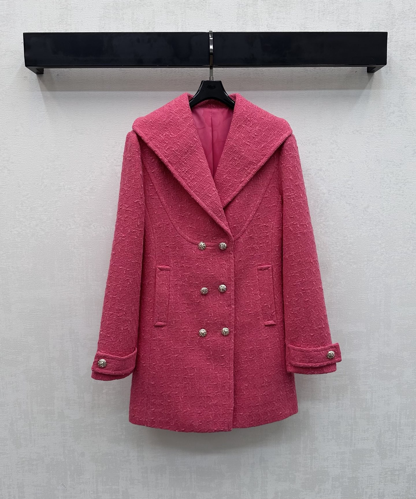 NO:735540,Chane*2026 new products are on the shelves. The slub double-breasted dress jacket is made of YB imported slub material. It shows the texture of high-end wool. It uses heavy-duty double rows of engraved buttons for adjustment and blessing. It highlights the brand's tone. The large lapel version with symmetrical pocket design adds layering to the style. It shows the charm of the brand's haute couture. The development of surface accessories. The lapel mid-length coat is cut. The upper body is covered with crotch modification proportions to create a temperamental goddess style. The first choice for urban beauties for commuting banquets and year-end events.  High version 2 colors 36 38 40,,chanel,jackets & coats,19860909Chane*2026新品上架粗纺双排扣洋装外套定制YB进口粗纺毛呢材质 呈现出高级毛料质感 沿用重工双排刻印纽扣调节加持 彰显品牌调性 大翻领版型配合对称口袋设计 增添造型层次感 展现品牌高定魅力 面辅料开发 翻领中长款外套剪裁 上身遮胯修饰比例 打造气质女神范 通勤宴会年终活动都市丽人穿搭首选  高版本2色36 38 40,,chanel,jackets & coats,,Women's clothing