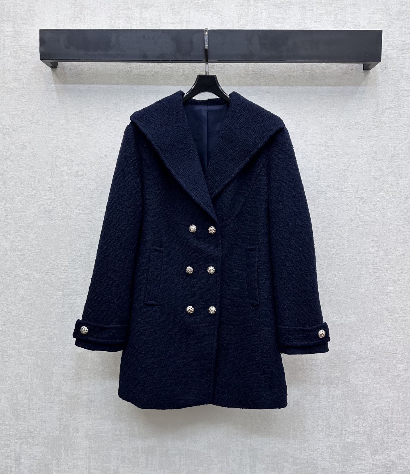 NO:735546,Chane*2026 new products are on the shelves. The slub double-breasted dress jacket is made of YB imported slub material. It shows the texture of high-end wool. It uses heavy-duty double rows of engraved buttons for adjustment and blessing. It highlights the brand's tone. The large lapel version with symmetrical pocket design adds layering to the style. It shows the charm of the brand's haute couture. The development of surface accessories. The lapel mid-length coat is cut. The upper body is covered with crotch modification proportions to create a temperamental goddess style. The first choice for urban beauties for commuting banquets and year-end events.  High version 2 colors 36 38 40,,chanel,jackets & coats,19860909Chane*2026新品上架粗纺双排扣洋装外套定制YB进口粗纺毛呢材质 呈现出高级毛料质感 沿用重工双排刻印纽扣调节加持 彰显品牌调性 大翻领版型配合对称口袋设计 增添造型层次感 展现品牌高定魅力 面辅料开发 翻领中长款外套剪裁 上身遮胯修饰比例 打造气质女神范 通勤宴会年终活动都市丽人穿搭首选  高版本2色36 38 40,,chanel,jackets & coats,,Women's clothing