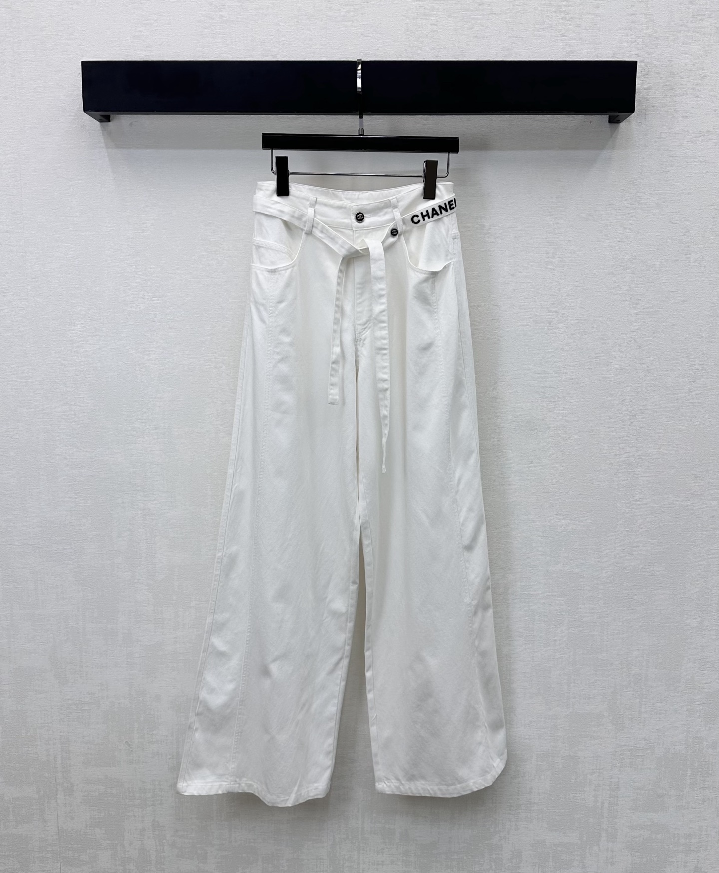 NO:736325,Chane*2026 new arrivals lace-up beaded denim trousers customized with YB imported twill cotton denim material. Sturdy, comfortable and stylish. Symmetrical pocket design with smooth and neat lines. Adds layering to the look. Iconic metal letter beaded logo is embellished on the belt to highlight the brand tone. Surface accessories development. High-waist buttoned wide-leg trousers cut. Casually matched with tops to wear high street fashion style. High version 2 colors 36 38 40,,chanel,19860909Chane*2026新品上架系带钉珠牛仔长裤定制YB进口斜纹全棉牛仔材质 挺括舒适有型 对称口袋设计线条流畅利落 增添造型层次感 标志性金属字母钉珠徽标点缀于腰带之上 彰显品牌调性 面辅料开发 高腰系扣阔腿长裤剪裁 随意搭配上装穿搭高街时髦风格 高版本2色36 38 40,,chanel,,Women's clothing