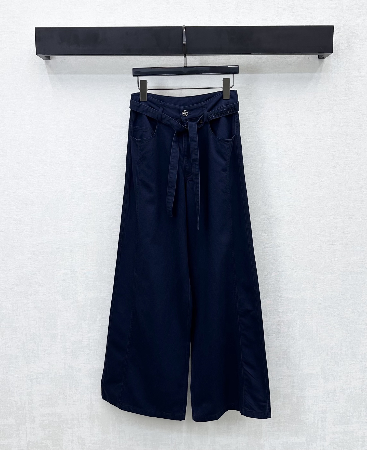 NO:736314,Chane*2026 new arrivals lace-up beaded denim trousers customized with YB imported twill cotton denim material. Sturdy, comfortable and stylish. Symmetrical pocket design with smooth and neat lines. Adds layering to the look. Iconic metal letter beaded logo is embellished on the belt to highlight the brand tone. Surface accessories development. High-waist buttoned wide-leg trousers cut. Casually matched with tops to wear high street fashion style. High version 2 colors 36 38 40,,chanel,19860909Chane*2026新品上架系带钉珠牛仔长裤定制YB进口斜纹全棉牛仔材质 挺括舒适有型 对称口袋设计线条流畅利落 增添造型层次感 标志性金属字母钉珠徽标点缀于腰带之上 彰显品牌调性 面辅料开发 高腰系扣阔腿长裤剪裁 随意搭配上装穿搭高街时髦风格 高版本2色36 38 40,,chanel,,Women's clothing