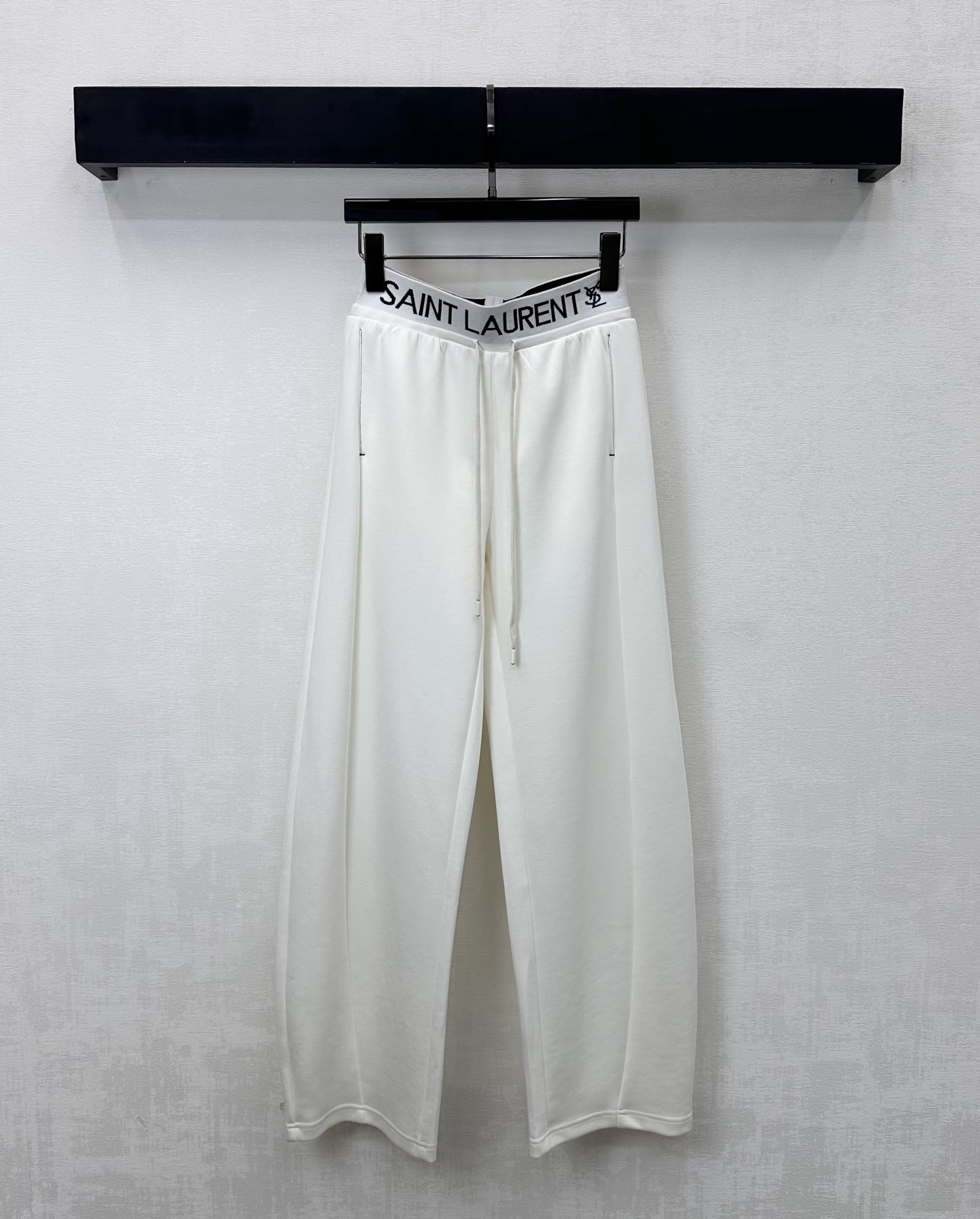 NO:735844,Ysl/Saint Laurent*2026 new arrivals, webbing and drawstring scimitar trousers, customized with YB imported Tencel cotton material. Soft, comfortable, draped and stylish. The waist uses splicing design and drawstring elastic adjustment to add layering to the look. Iconic letter ribbon decoration highlights the brand tone. Surface and accessories development. High-waisted scimitar trousers are tailored to accommodate and modify the leg shape. Wear full of high street fashion style. A versatile item for all seasons.  High version 2 colors,,saint laurent,saint laurent,19860909Ysl / Saint Laurent*2026新品上架织带抽绳弯刀长裤定制YB进口天丝棉纶材质 柔软舒适 垂顺有型 腰间沿用拼接设计与抽绳松紧调节处理 增添造型层次感 标志性字母织带装饰 彰显品牌调性 面辅料开发 高腰弯刀长裤剪裁 包容修饰腿型的同时 穿出满满的高街时髦风格 一条四季百搭单品  高版本2色,,saint laurent,saint laurent,,Women's clothing