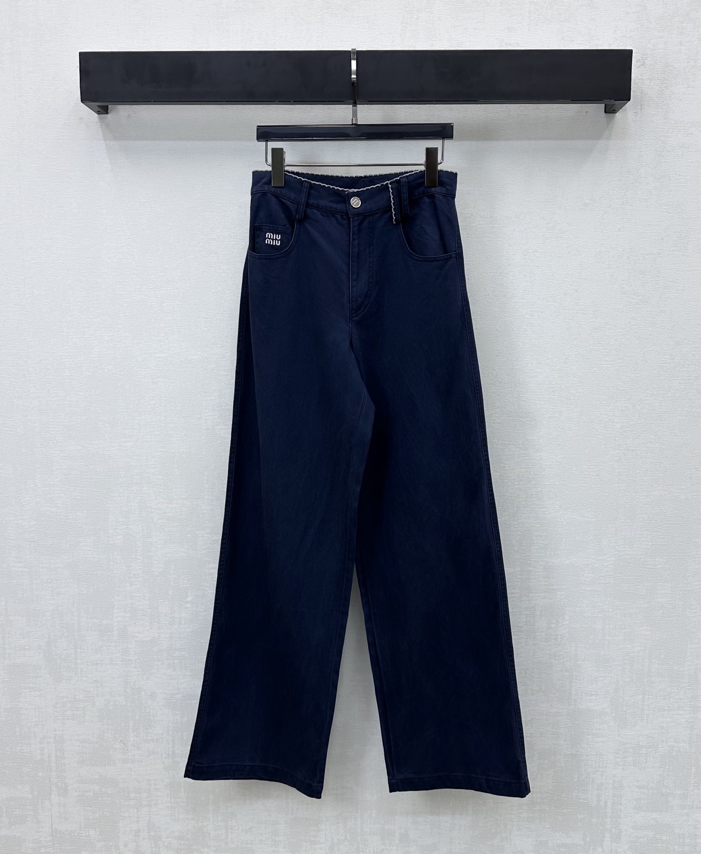 NO:736302,Miumi*2026 new arrivals logo denim trousers customized with YB imported twill cotton denim material. Sturdy, comfortable and stylish. Symmetrical pocket design with smooth and neat lines, adding layering to the look. Iconic letter embroidery logo is embellished on the side of the pocket to highlight the brand tone. Development of surface accessories. High-waist buttoned straight trousers cut. Casually matched with tops for high street fashion style. High version,,miumiu,19860909Miumi*2026新品上架徽标牛仔长裤定制YB进口斜纹全棉牛仔材质 挺括舒适有型 对称口袋设计线条流畅利落 增添造型层次感 标志性字母刺绣徽标点缀于口袋侧 彰显品牌调性 面辅料开发 高腰系扣直筒长裤剪裁 随意搭配上装穿搭高街时髦风格  高版本,,miumiu,,Women's clothing