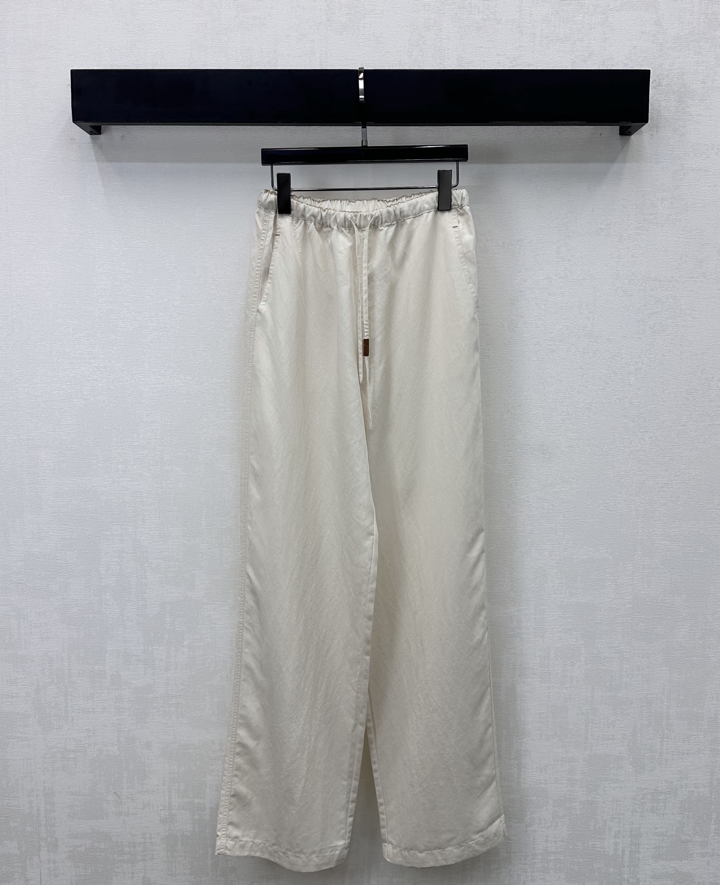 NO:736718,Loew*2026 new arrivals embroidered drawstring straight trousers, customized YB imported cotton material, glossy texture, draped and stylish, elastic drawstring adjustment at the waist, symmetrical pocket design, adding layering to the look, hip pockets decorated with iconic embroidered logo decoration, highlighting the brand tone, surface accessories development, high waist straight drawstring trousers cut, daily wear high street style, high version 3 colors,, loewe,19860909Loew*2026新品上架刺绣抽绳直筒长裤定制YB进口棉纶材质 质感光泽 垂顺有型 腰间松紧抽绳调节处理 配合对称插兜口袋设计 增添造型层次感 后臀口袋点缀标志性刺绣徽标装饰 彰显品牌调性 面辅料开发 高腰直筒抽绳长裤剪裁 日常穿搭高街风造型  高版本3色,,loewe,,Women's clothing