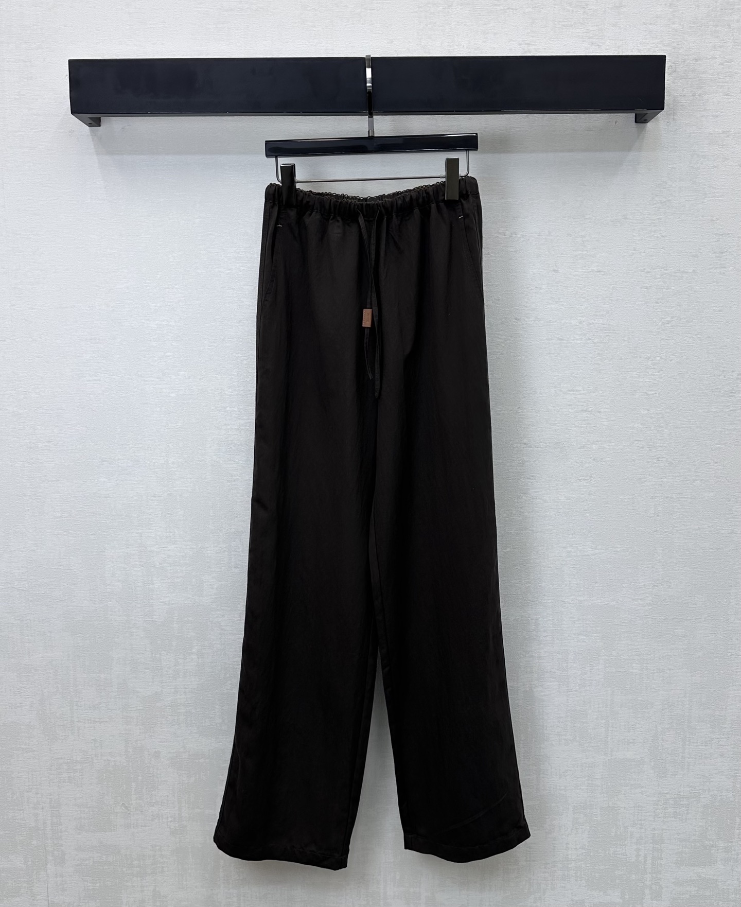 NO:736743,Loew*2026 new arrivals embroidered drawstring straight trousers, customized YB imported cotton material, glossy texture, draped and stylish, elastic drawstring adjustment at the waist, symmetrical pocket design, adding layering to the look, hip pockets decorated with iconic embroidered logo decoration, highlighting the brand tone, surface accessories development, high waist straight drawstring trousers cut, daily wear high street style, high version 3 colors,, loewe,19860909Loew*2026新品上架刺绣抽绳直筒长裤定制YB进口棉纶材质 质感光泽 垂顺有型 腰间松紧抽绳调节处理 配合对称插兜口袋设计 增添造型层次感 后臀口袋点缀标志性刺绣徽标装饰 彰显品牌调性 面辅料开发 高腰直筒抽绳长裤剪裁 日常穿搭高街风造型  高版本3色,,loewe,,Women's clothing