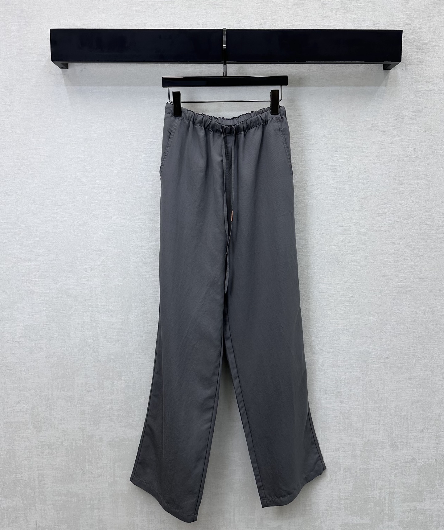 NO:736731,Loew*2026 new arrivals embroidered drawstring straight trousers, customized YB imported cotton material, glossy texture, draped and stylish, elastic drawstring adjustment at the waist, symmetrical pocket design, adding layering to the look, hip pockets decorated with iconic embroidered logo decoration, highlighting the brand tone, surface accessories development, high waist straight drawstring trousers cut, daily wear high street style, high version 3 colors,, loewe,19860909Loew*2026新品上架刺绣抽绳直筒长裤定制YB进口棉纶材质 质感光泽 垂顺有型 腰间松紧抽绳调节处理 配合对称插兜口袋设计 增添造型层次感 后臀口袋点缀标志性刺绣徽标装饰 彰显品牌调性 面辅料开发 高腰直筒抽绳长裤剪裁 日常穿搭高街风造型  高版本3色,,loewe,,Women's clothing