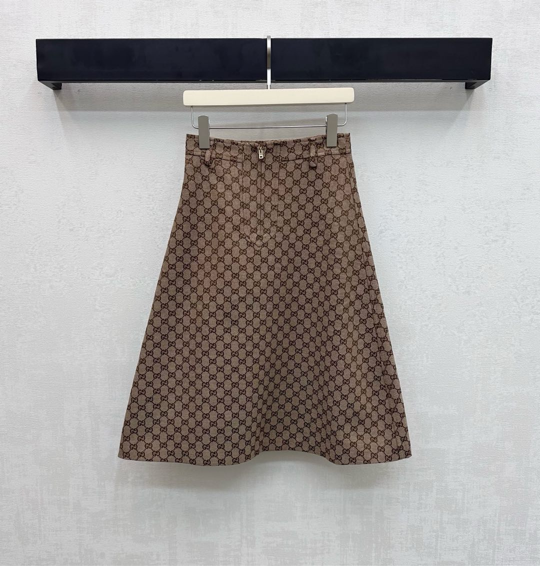 NO:736720,Gucc*2026 new arrivals jacquard high-waisted skirt customized with YB imported jacquard material. High-quality texture. Cutting is smooth and smooth. The iconic double G jacquard elements are all over the body to highlight the brand tone. Half-zip adjustment with A-line skirt design adds layering to the look. Surface accessories development. High-waisted skirt pattern cut. Upper body reveals slim waist and long legs. Casually matched to show high-end temperament. High version, gucci, skirts,19860909Gucc*2026新品上架提花高腰半身裙定制YB进口提花材质 质感上乘 裁剪垂顺流畅 通体标志性双G提花满铺元素 彰显品牌调性 半拉链调节配合A字裙摆设计 增添造型层次感 面辅料开发 高腰半身裙版型剪裁 上身露出纤腰长腿 随意搭配穿搭展现高知气质风姿  高版本,,gucci,skirts,,Women's clothing