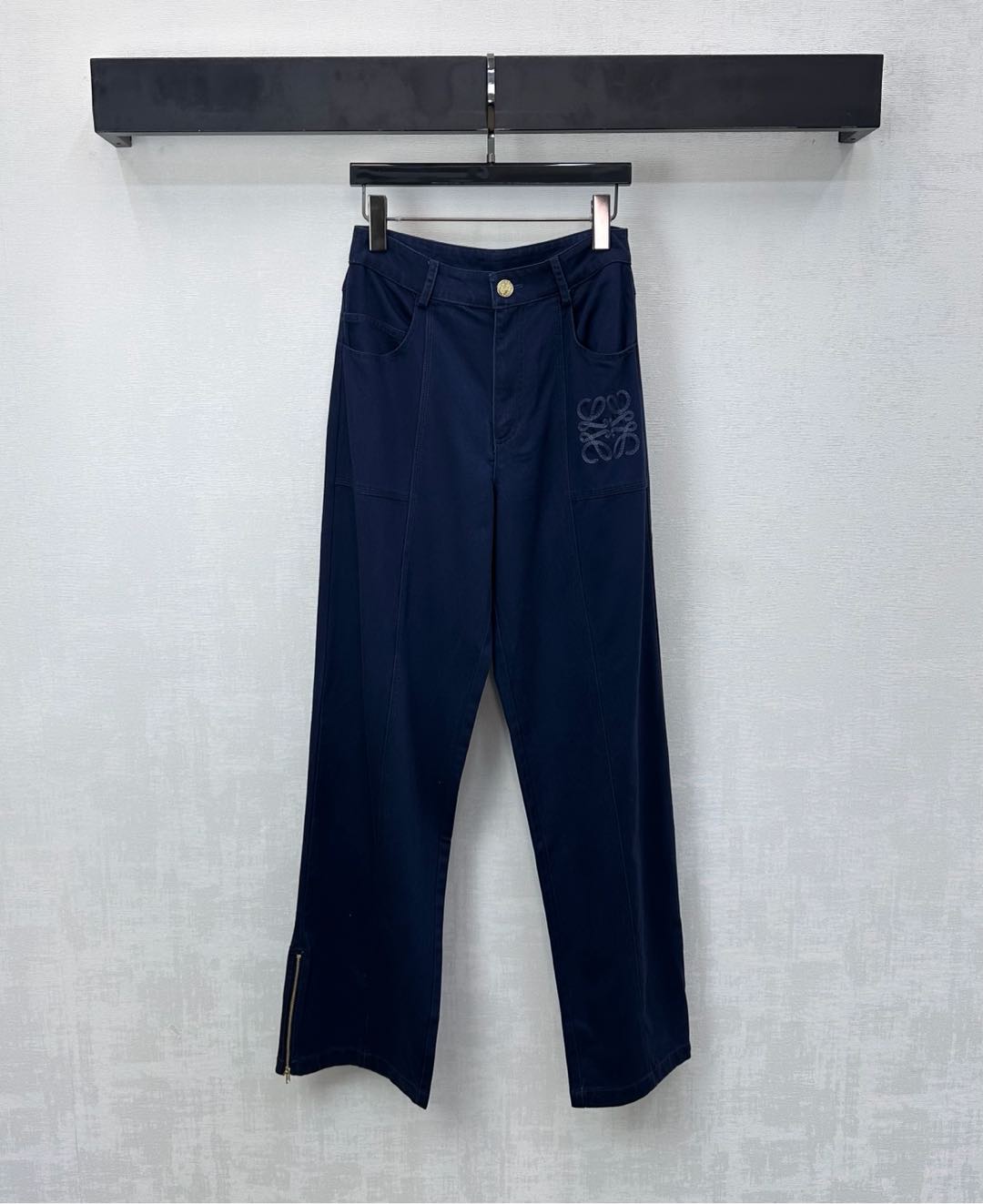 NO:736691,Loew*2026 new product launch logo thin denim trousers customized YB imported twill cotton material Multiple washing process Not easy to fade and dye Symmetrical pocket design with smooth and neat lines Adds layering to the look Iconic embroidered logo embellished with single side pocket decoration Highlights the brand tone Development of surface accessories High-waisted buttoned straight trousers cut casually matched with high street fashion style High version 2 colors,,loewe,19860909Loew*2026新品上架徽标薄款牛仔长裤定制YB进口斜纹棉材质 多重水洗工艺 不易脱色染色 对称口袋设计线条流畅利落 增添造型层次感 标志性刺绣徽标点缀单侧口袋装饰 彰显品牌调性 面辅料开发 高腰系扣直筒长裤剪裁 随意搭配穿搭高街时髦风格 高版本2色,,loewe,,Women's clothing