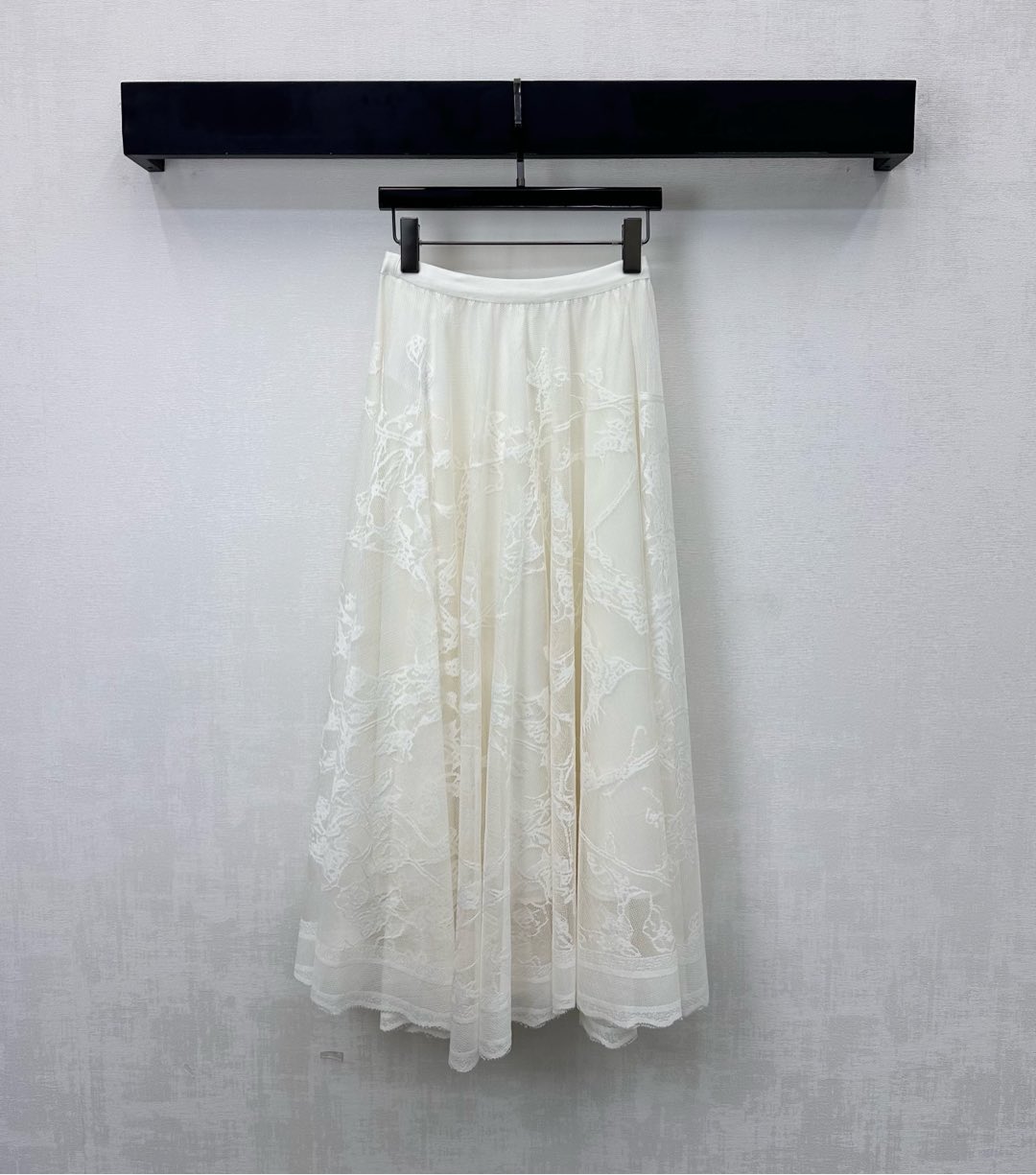 NO:736700,Dio*2026 new products are on the shelves. Lace mesh skirt is made of YB imported lace material. It is breathable and comfortable. It is processed with embroidery technology. It shows three-dimensional flower decoration and adds layering to the look. It has a high-end texture. Elastic narrow waist adjustment and A-line loose skirt design. The fluffy skirt modifies the figure and shows the French style. Multi-layered mesh lace crochet embroidery decoration highlights the brand tonality and shows elegance. Development of surface accessories. Umbrella-shaped pleated long skirt cut. Versatile style all year round.  Casual ladies can easily wear it. High version 2 colors, dior, skirts,19860909Dio*2026新品上架蕾丝网纱半身长裙定制YB进口蕾丝材质 透气舒适 沿用绣花工艺处理 呈现出立体花型装饰 增添造型层次感 质感高级 弹力窄腰调节配合A字宽松裙摆设计 蓬松大摆修饰身材 尽显法式风情 多层网纱蕾丝钩花刺绣装饰 彰显品牌调性 展现优雅气质 面辅料开发 伞状压褶长半裙剪裁 一年四季百搭款 休闲淑女穿搭都能轻松拿捏  高版本2色,,dior,skirts,,Women's clothing