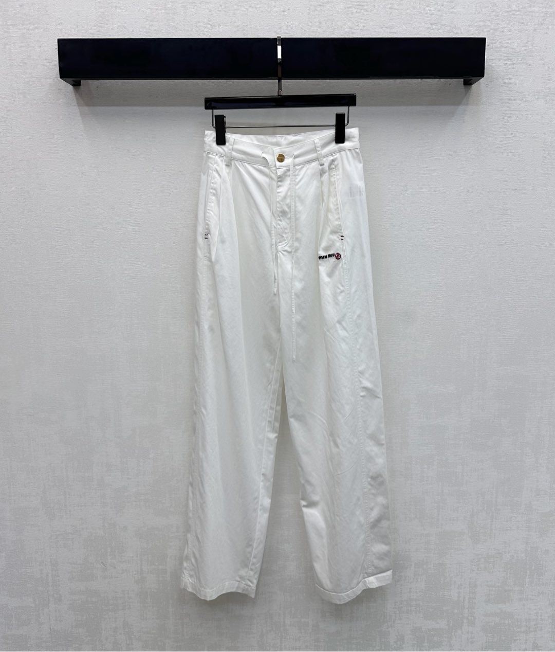 NO:736675,Miumi*2026 new products are on the shelves. Lace-up wide-leg trousers are made of YB imported Tencel cotton denim material. They are draped and comfortable. They are cut with pleated three-dimensional lines and are designed with symmetrical pockets to add layering to the look. The iconic letter embroidery logo is embellished on one side pocket to highlight the brand tone. Development of surface accessories. High-waisted buttoned wide-leg trousers. Casually matched with tops to match the high street fashion style. High version 2 colors,,miumiu,19860909Miumi*2026新品上架系带阔腿长裤定制YB进口天丝棉牛仔材质 垂顺舒适 沿用压褶立体线条裁剪配合对称口袋设计 增添造型层次感 标志性字母刺绣徽标点缀于单侧口袋处 彰显品牌调性 面辅料开发 高腰系扣阔腿长裤剪裁 随意搭配上装穿搭高街时髦风格 高版本2色,,miumiu,,Women's clothing