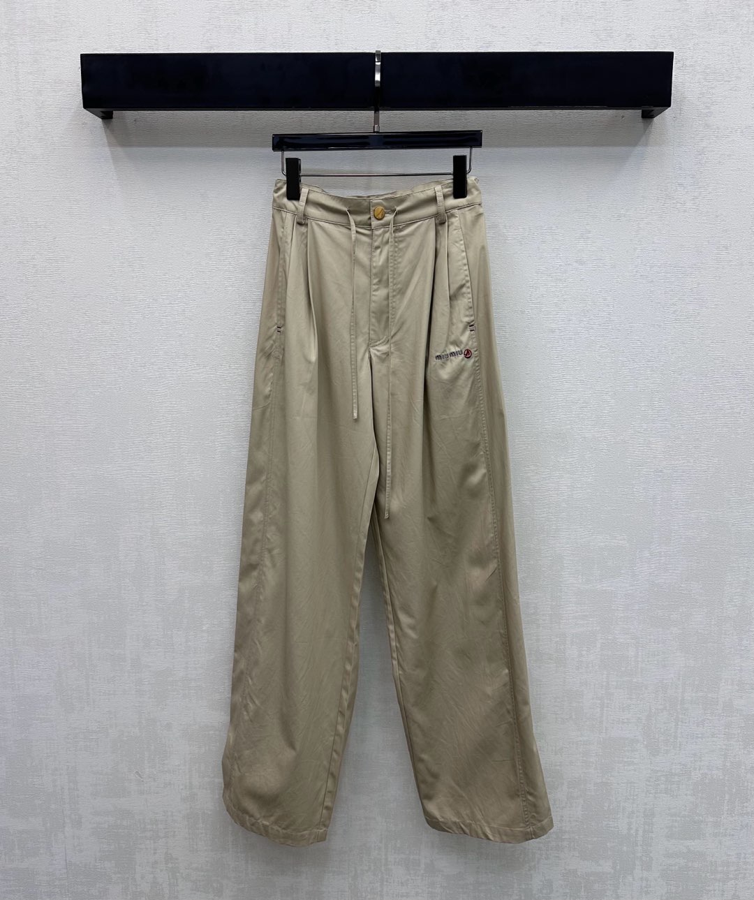 NO:736683,Miumi*2026 new products are on the shelves. Lace-up wide-leg trousers are made of YB imported Tencel cotton denim material. They are draped and comfortable. They are cut with pleated three-dimensional lines and are designed with symmetrical pockets to add layering to the look. The iconic letter embroidery logo is embellished on one side pocket to highlight the brand tone. Development of surface accessories. High-waisted buttoned wide-leg trousers. Casually matched with tops to match the high street fashion style. High version 2 colors,,miumiu,19860909Miumi*2026新品上架系带阔腿长裤定制YB进口天丝棉牛仔材质 垂顺舒适 沿用压褶立体线条裁剪配合对称口袋设计 增添造型层次感 标志性字母刺绣徽标点缀于单侧口袋处 彰显品牌调性 面辅料开发 高腰系扣阔腿长裤剪裁 随意搭配上装穿搭高街时髦风格 高版本2色,,miumiu,,Women's clothing