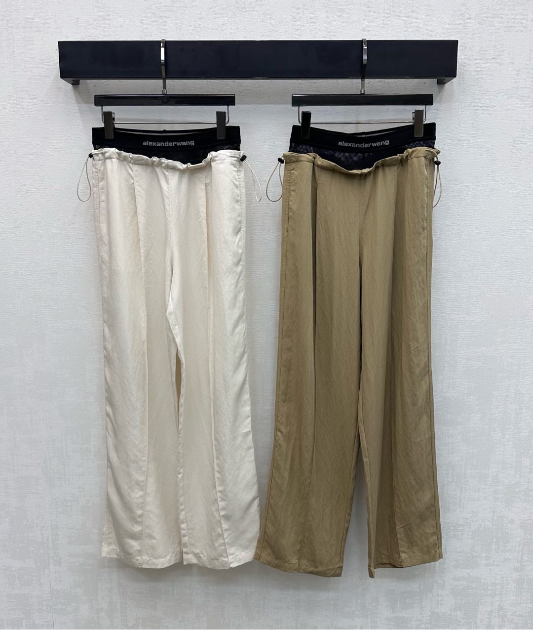 NO:736709,Alexanderwan*2026 new products are on the shelves. Drawstring and spliced webbing trousers are made of YB imported cotton material. They are soft, comfortable, draped and stylish. The waist is made of spliced mesh waistband and symmetrical drawstring elastic adjustment to add layering to the look. The signature letter webbing design on the waistband highlights the brand tone. Development of surface accessories. High-waisted straight trousers cut to accommodate and modify the leg shape. Wear full of high street fashion style. A versatile item for all seasons.  High version 2 colors,,19860909Alexanderwan*2026新品上架抽绳拼接织带长裤定制YB进口棉纶材质 柔软舒适 垂顺有型 腰间沿用拼接网纱腰头与对称抽绳松紧调节处理 增添造型层次感 腰头标志性字母织带设计 彰显品牌调性 面辅料开发 高腰直筒长裤剪裁 包容修饰腿型的同时 穿出满满的高街时髦风格 一条四季百搭单品  高版本2色,,,Women's clothing