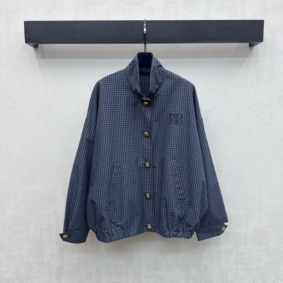 NO:737282,Miumi*2026 new products are on the shelves. The stand-up collar plaid jacket is made of YB imported cotton material. It has a comfortable texture and is crisp and stylish. The placket buttons are adjusted to match the fake two-piece splicing design of the back shawl to add layering to the look. The iconic embroidered letter logo decoration on the chest highlights the brand tone. The development of fabric accessories. The stand-up collar silhouette jacket tailoring can be matched with the same series of culottes. Trendy and fashionable to wear. High version,,miumiu,skirts,jackets & coats,jackets &  coats,shawls,19860909Miumi*2026新品上架立领格纹夹克外套定制YB进口棉纶材质 质感舒适 挺括有型 开襟纽扣调节配合后背披肩假两件拼接设计 增添造型层次感 胸前点缀标志性刺绣字母徽标装饰 彰显品牌调性 面辅料开发 立领廓形外套剪裁 可搭配同系列裙裤 穿搭潮流时髦  高版本,,miumiu,skirts,jackets & coats,jackets & coats,shawls,,Women's clothing