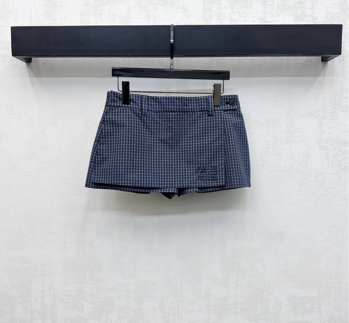 NO:737288,Miumi*2026 new products are on the shelves. Drawstring one-piece culottes are made of YB imported cotton material. They are comfortable in texture, stiff and stylish. One-piece splicing design is used at the waist to add layering to the look. The skirt is embellished with iconic embroidered letter logo decoration to highlight the brand tone. Fabric and accessories development. High-waisted mini culottes cut. Can be paired with jackets from the same series. Fashionable. High version, miumiu, skirts, jackets & coats,19860909Miumi*2026新品上架抽绳一片式裙裤定制YB进口棉纶材质 质感舒适 挺括有型 腰间采用一片式拼接设计 增添造型层次感 裙摆点缀标志性刺绣字母徽标装饰 彰显品牌调性 面辅料开发 高腰迷你短裙裤剪裁 可搭配同系列外套 穿搭潮流时髦  高版本,,miumiu,skirts,jackets & coats,,Women's clothing