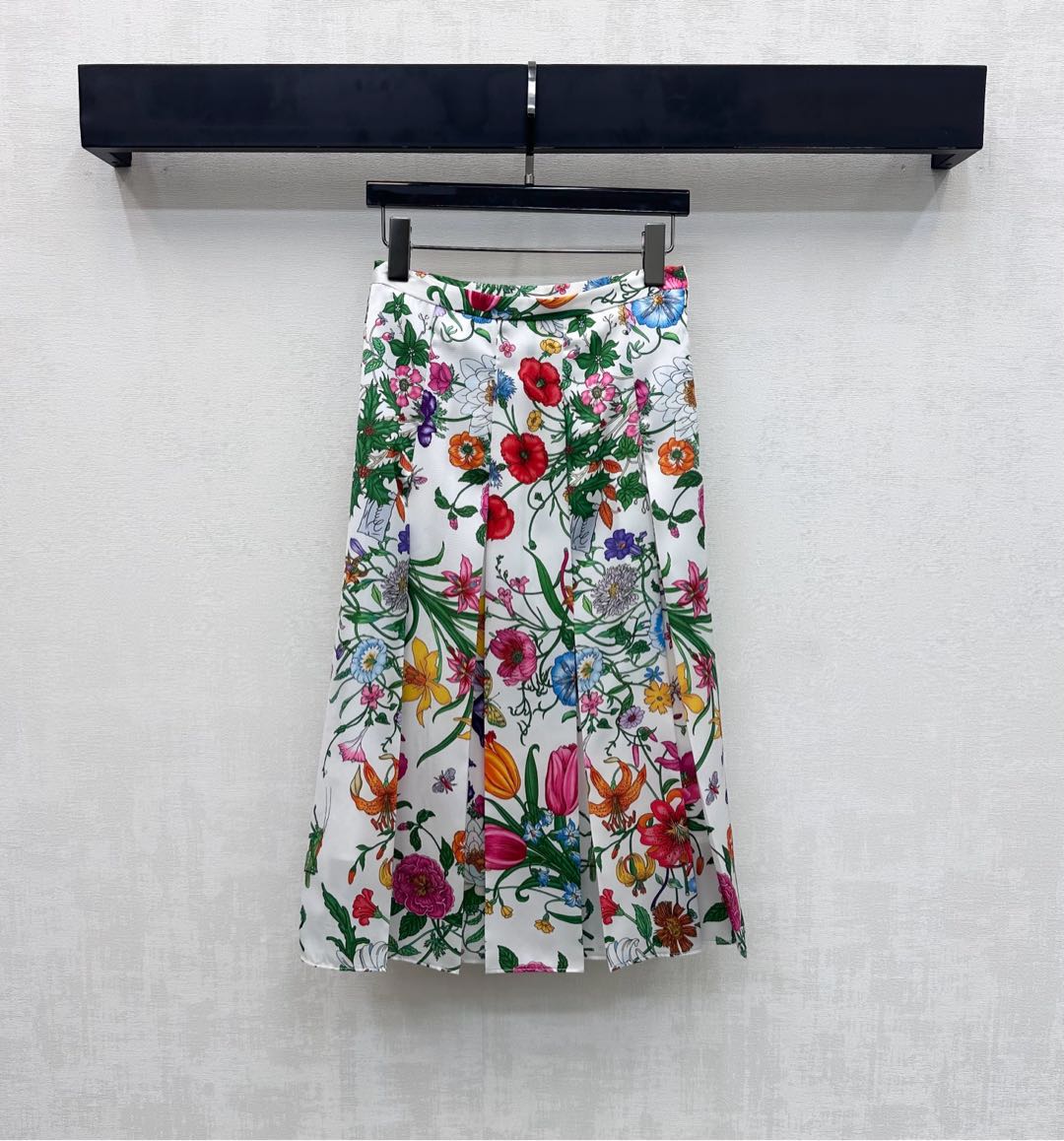 NO:737631,Exclusive first release of original quality Guc*i 26/Spring and Summer Famiglia series floral pleated skirt!  Colorful flowers are retro and flamboyant, Italian romance and avant-garde, comfortable to wear and easy to create a sweet, cool or elegant style~SML,,gucci,skirts,19860909独家首发原单品质 Guc*i 26/春夏Famiglia系列繁花花卉百褶半裙！多彩花卉复古又张扬 意式浪漫与先锋感兼具、穿着舒适轻松打造甜酷或优雅风格～SML,,gucci,skirts,,Women's clothing