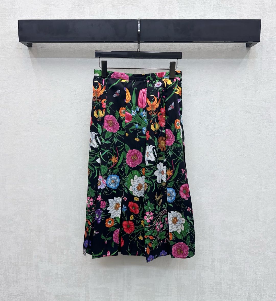 NO:737625,Exclusive first release of original quality Guc*i 26/Spring and Summer Famiglia series floral pleated skirt!  Colorful flowers are retro and flamboyant, Italian romance and avant-garde, comfortable to wear and easy to create a sweet, cool or elegant style~SML,,gucci,skirts,19860909独家首发原单品质 Guc*i 26/春夏Famiglia系列繁花花卉百褶半裙！多彩花卉复古又张扬 意式浪漫与先锋感兼具、穿着舒适轻松打造甜酷或优雅风格～SML,,gucci,skirts,,Women's clothing