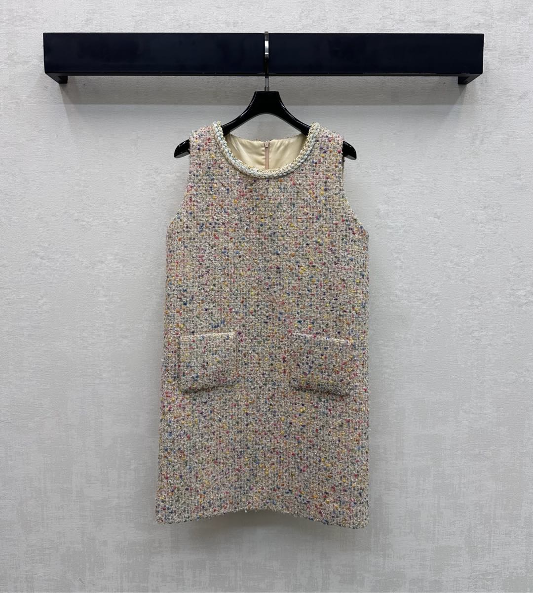 NO:737624,Chane*2026 new arrivals, round neck dress, colorful tank top, customized YB imported slub woolen material, high-end texture, full appearance, symmetrical pocket design on the waist and hips, adding layering to the look, iconic jacquard letter lining decoration, highlighting the brand tone, development of surface accessories, straight dress tailoring, casual matching, white and rich beauty, high version 36 38 40,,chanel,skirts,19860909Chane*2026新品上架圆领洋装彩色背心裙定制YB进口粗纺羊毛呢材质 质感高级 品相十足 领口捆边腰胯对称口袋设计 增添造型层次感 标志性提花字母内衬装饰 彰显品牌调性 面辅料开发 直筒连衣裙剪裁 随意搭配穿搭白富美即视感  高版本36 38 40,,chanel,skirts,,Women's clothing
