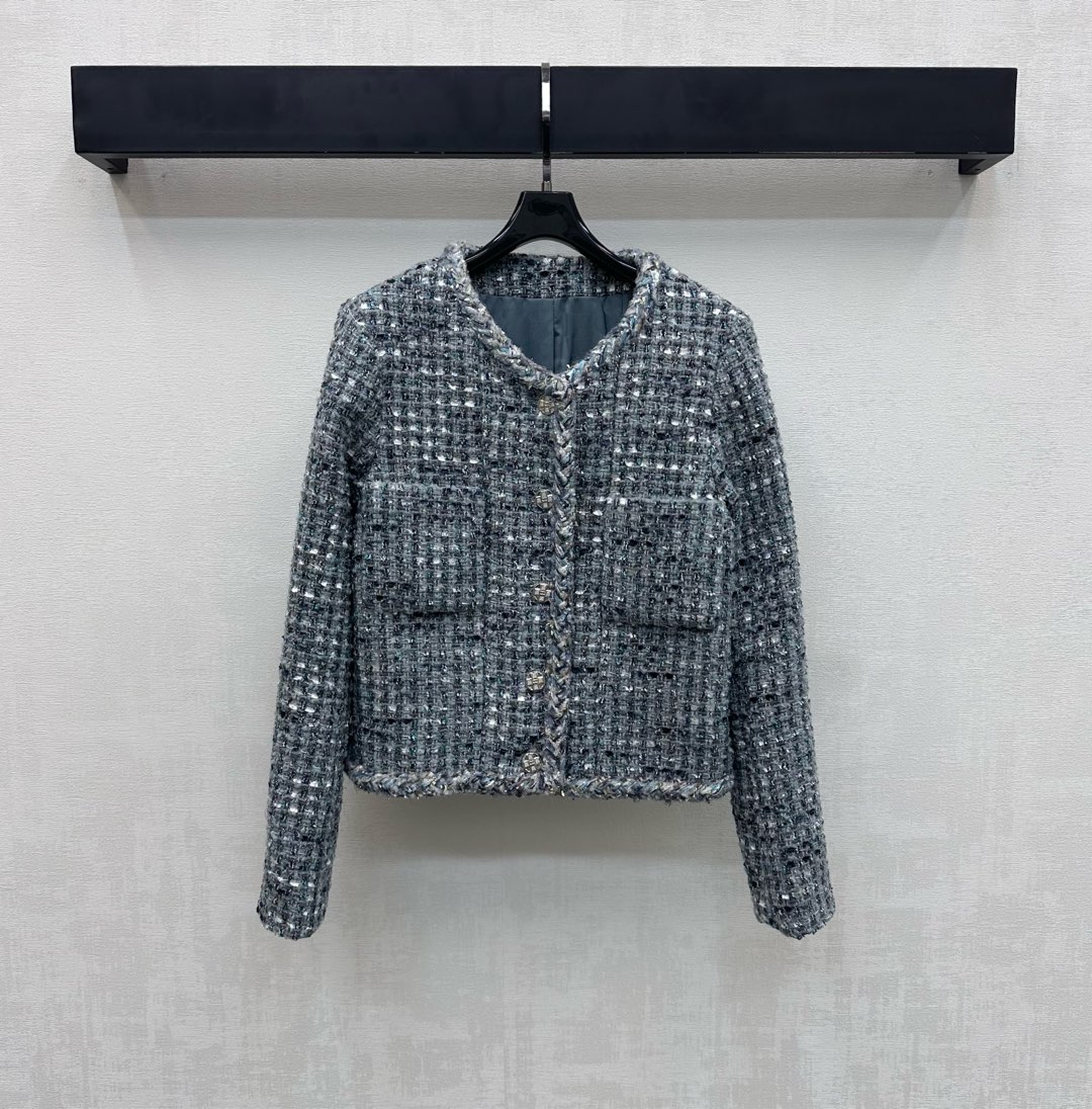NO:737633,Chane*2026 New Arrivals Binding Dress Jacket Customized YB Imported Woolen Woolen Material High-grade Texture Full of Good Quality Using Binding Design and Straight-shoulder Cutting to Add Layering to the Style Metal Double C Letter Buttons on the Placket to Adjust the Signature Jacquard Letter Lining Decoration Highlighting the Brand's Tonality Surface Accessories Development Round-neck Cardigan Jacket Cutting Casual Matching and White and Rich Beauty for a Visual Feeling High Version 36 38 40,,chanel,jackets &  coats,19860909Chane*2026新品上架捆边洋装外套定制YB进口粗纺羊毛呢材质 质感高级 品相十足 采用捆边设计配合正肩版型利落裁剪 增添造型层次感 开襟金属双C字母纽扣调节标志性提花字母内衬装饰 彰显品牌调性 面辅料开发 圆领开襟外套剪裁 随意搭配穿搭白富美即视感  高版本36 38 40,,chanel,jackets & coats,,Women's clothing