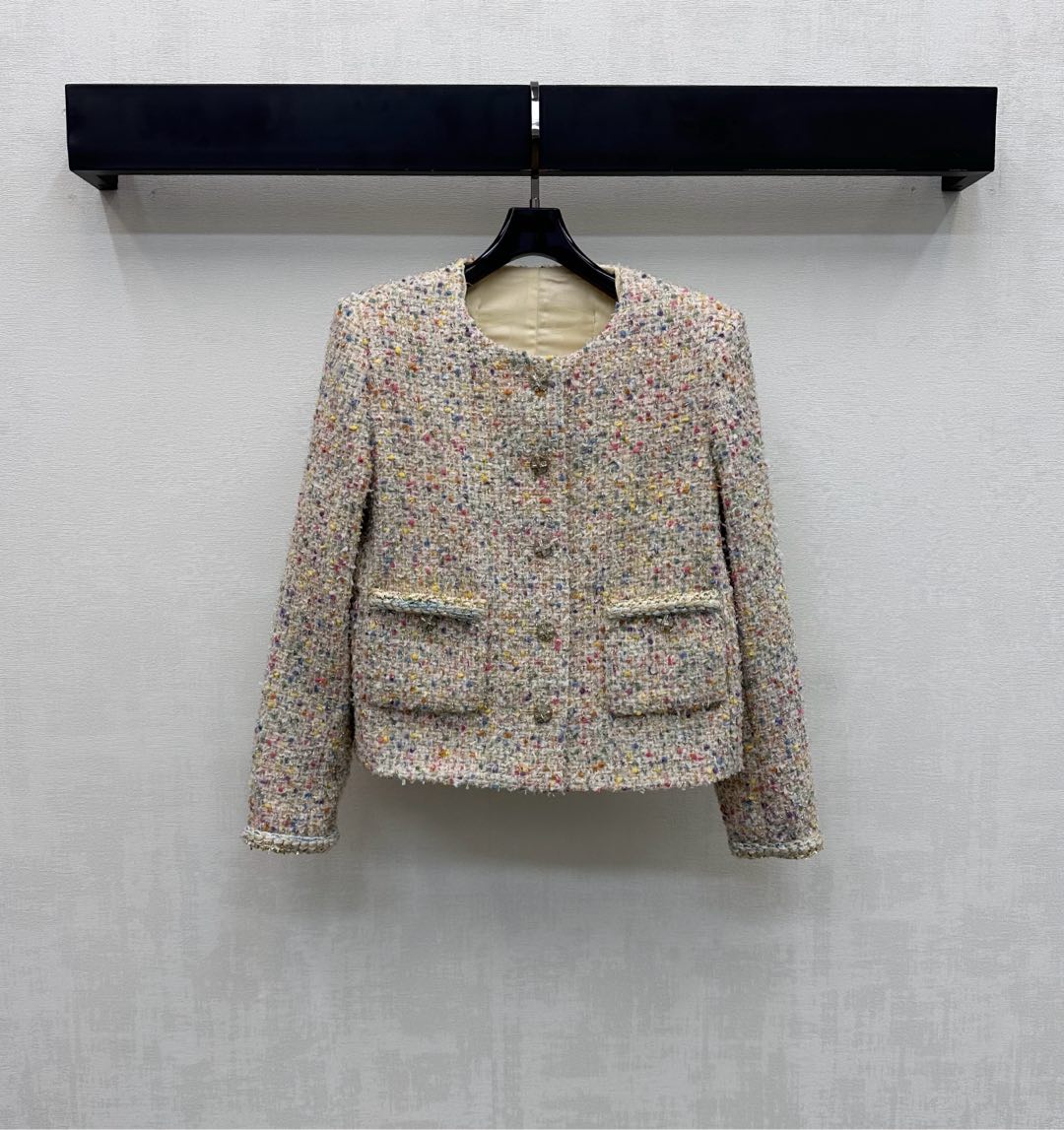 NO:737627,Chane*2026 new products are on the shelves. Bound edge colorful dress jackets are made of YB imported slub woolen material. The texture is high-end and the appearance is full. The binding edge design is combined with the straight shoulder shape and neat tailoring to add layering to the look. The metal double C letter buttons on the placket adjust the iconic jacquard letter lining decoration to highlight the brand tone. The development of surface accessories. Round neck cardigan jacket tailoring. It can be worn casually with white and rich beauty for a visual sense. High version 36 38 40,,chanel,jackets  & coats,19860909Chane*2026新品上架捆边彩色洋装外套定制YB进口粗纺羊毛呢材质 质感高级 品相十足 采用捆边设计配合正肩版型利落裁剪 增添造型层次感 开襟金属双C字母纽扣调节标志性提花字母内衬装饰 彰显品牌调性 面辅料开发 圆领开襟外套剪裁 随意搭配穿搭白富美即视感  高版本36 38 40,,chanel,jackets & coats,,Women's clothing