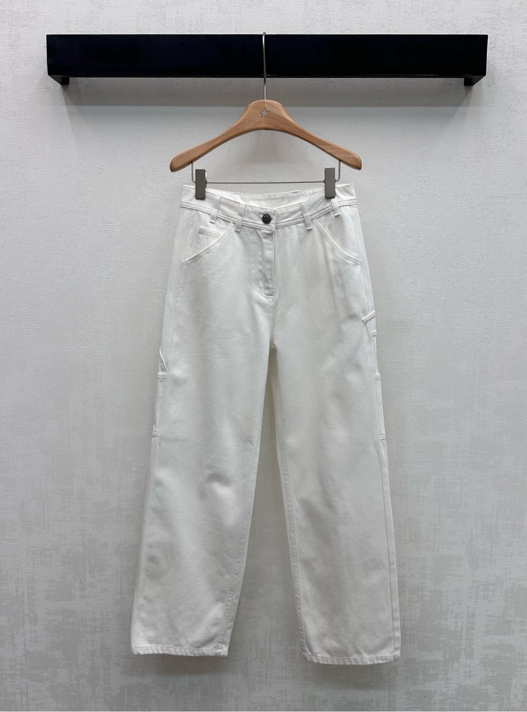 NO:738019,Chane*2026 new product launch letter logo denim trousers customized YB imported twill cotton denim material Multiple washing process presents a crisp and stylish texture Symmetrical pocket design with smooth and neat lines Adds a layered look Iconic metal letter engraved logo button adjustment decoration Echoes the double C cloth label cutting decoration on the pocket Highlights the brand tone Development of surface accessories High-waisted buttoned straight trousers cut Can be paired with shirts and jackets from the same series Wear as a complete set with high street fashion style High version 36  38 40,,chanel,jackets & coats,19860909Chane*2026新品上架字母徽标牛仔长裤定制YB进口斜纹全棉牛仔材质 多重水洗工艺 呈现挺括有型质感 对称口袋设计线条流畅利落 增添造型层次感 标志性金属字母刻印徽标纽扣调节装饰 呼应口袋处双C布标裁剪装饰 彰显品牌调性 面辅料开发 高腰系扣直筒长裤剪裁 可搭配同系列衬衣夹克 成套穿搭高街时髦风格 高版本36 38 40,,chanel,jackets & coats,,Women's clothing