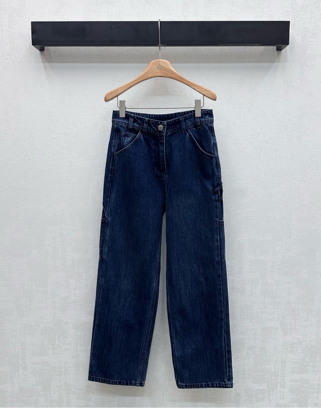 NO:738028,Chane*2026 new product launch letter logo denim trousers customized YB imported twill cotton denim material Multiple washing process presents a crisp and stylish texture Symmetrical pocket design with smooth and neat lines Adds a layered look Iconic metal letter engraved logo button adjustment decoration Echoes the double C cloth label cutting decoration on the pocket Highlights the brand tone Development of surface accessories High-waisted buttoned straight trousers cut Can be paired with shirts and jackets from the same series Wear as a complete set with high street fashion style High version 36  38 40,,chanel,jackets & coats,19860909Chane*2026新品上架字母徽标牛仔长裤定制YB进口斜纹全棉牛仔材质 多重水洗工艺 呈现挺括有型质感 对称口袋设计线条流畅利落 增添造型层次感 标志性金属字母刻印徽标纽扣调节装饰 呼应口袋处双C布标裁剪装饰 彰显品牌调性 面辅料开发 高腰系扣直筒长裤剪裁 可搭配同系列衬衣夹克 成套穿搭高街时髦风格 高版本36 38 40,,chanel,jackets & coats,,Women's clothing