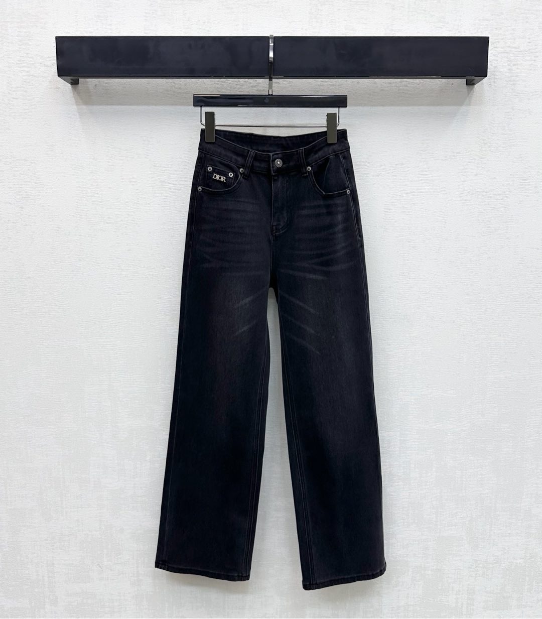 NO:738036,Dio*2026 new arrivals wrinkled white denim trousers, customized YB imported twill cotton denim material, very wide and stylish, using the water washing process to create a wrinkled and whitened effect, adding layering to the look. The back waist is decorated with iconic letter leather labels, echoing the pocket logo design, highlighting the brand tone. Development of surface accessories. High-waist buttoned straight trousers cut. Casually matched with tops to wear simple and advanced. High version 2 colors 26-30,, dior,19860909Dio*2026新品上架褶皱磨白牛仔长裤定制YB进口斜纹棉牛仔材质 挺阔有型 沿用水洗工艺呈现褶皱磨白效果 增添造型层次感 后腰点缀标志性字母皮标装饰 呼应口袋徽标设计 彰显品牌调性 面辅料开发 高腰系扣直筒长裤剪裁 随意搭配上装穿搭简约又高级 高版本2色26-30,,dior,,Women's clothing