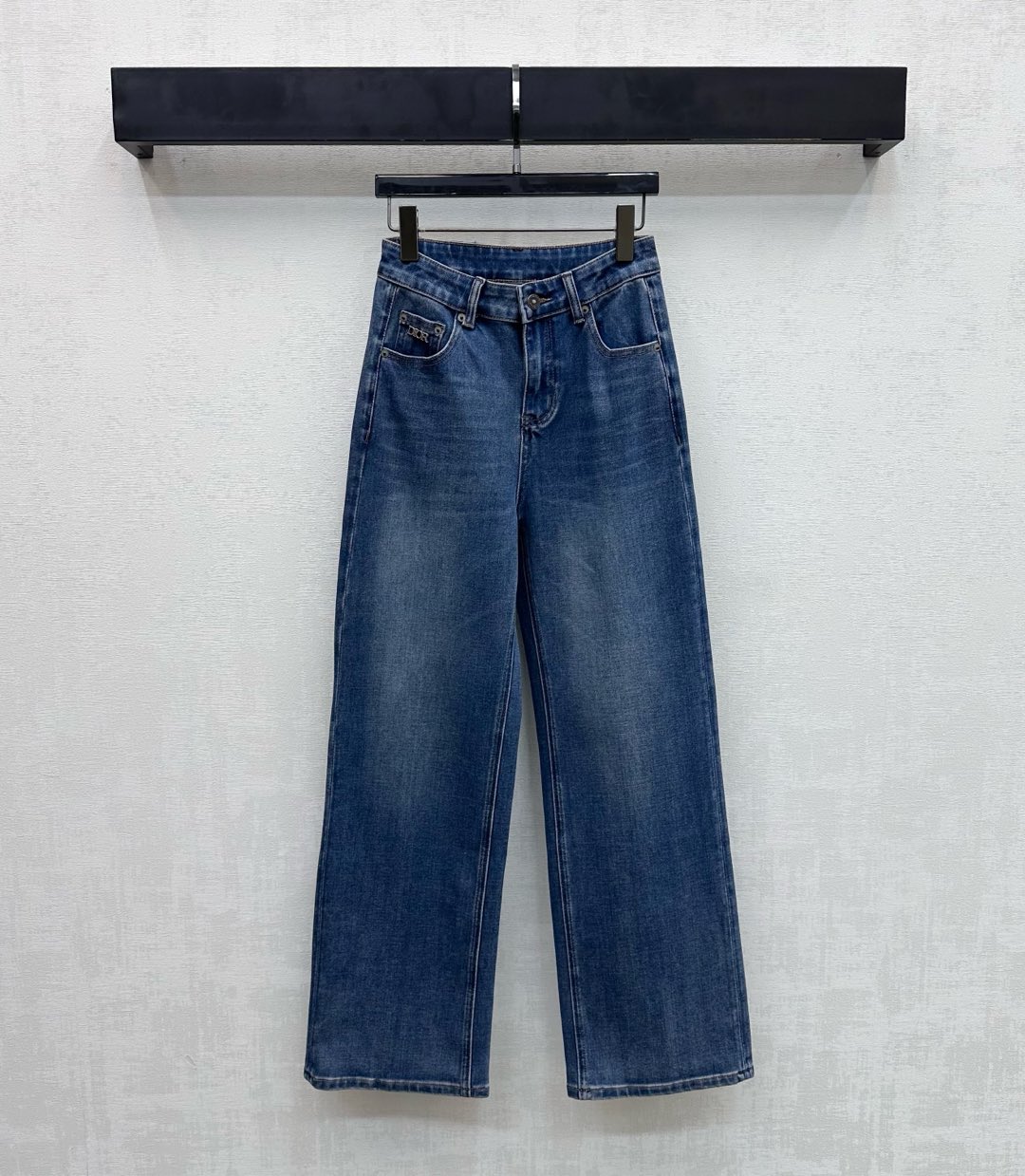 NO:738042,Dio*2026 new arrivals wrinkled white denim trousers, customized YB imported twill cotton denim material, very wide and stylish, using the water washing process to create a wrinkled and whitened effect, adding layering to the look. The back waist is decorated with iconic letter leather labels, echoing the pocket logo design, highlighting the brand tone. Development of surface accessories. High-waist buttoned straight trousers cut. Casually matched with tops to wear simple and advanced. High version 2 colors 26-30,, dior,19860909Dio*2026新品上架褶皱磨白牛仔长裤定制YB进口斜纹棉牛仔材质 挺阔有型 沿用水洗工艺呈现褶皱磨白效果 增添造型层次感 后腰点缀标志性字母皮标装饰 呼应口袋徽标设计 彰显品牌调性 面辅料开发 高腰系扣直筒长裤剪裁 随意搭配上装穿搭简约又高级 高版本2色26-30,,dior,,Women's clothing