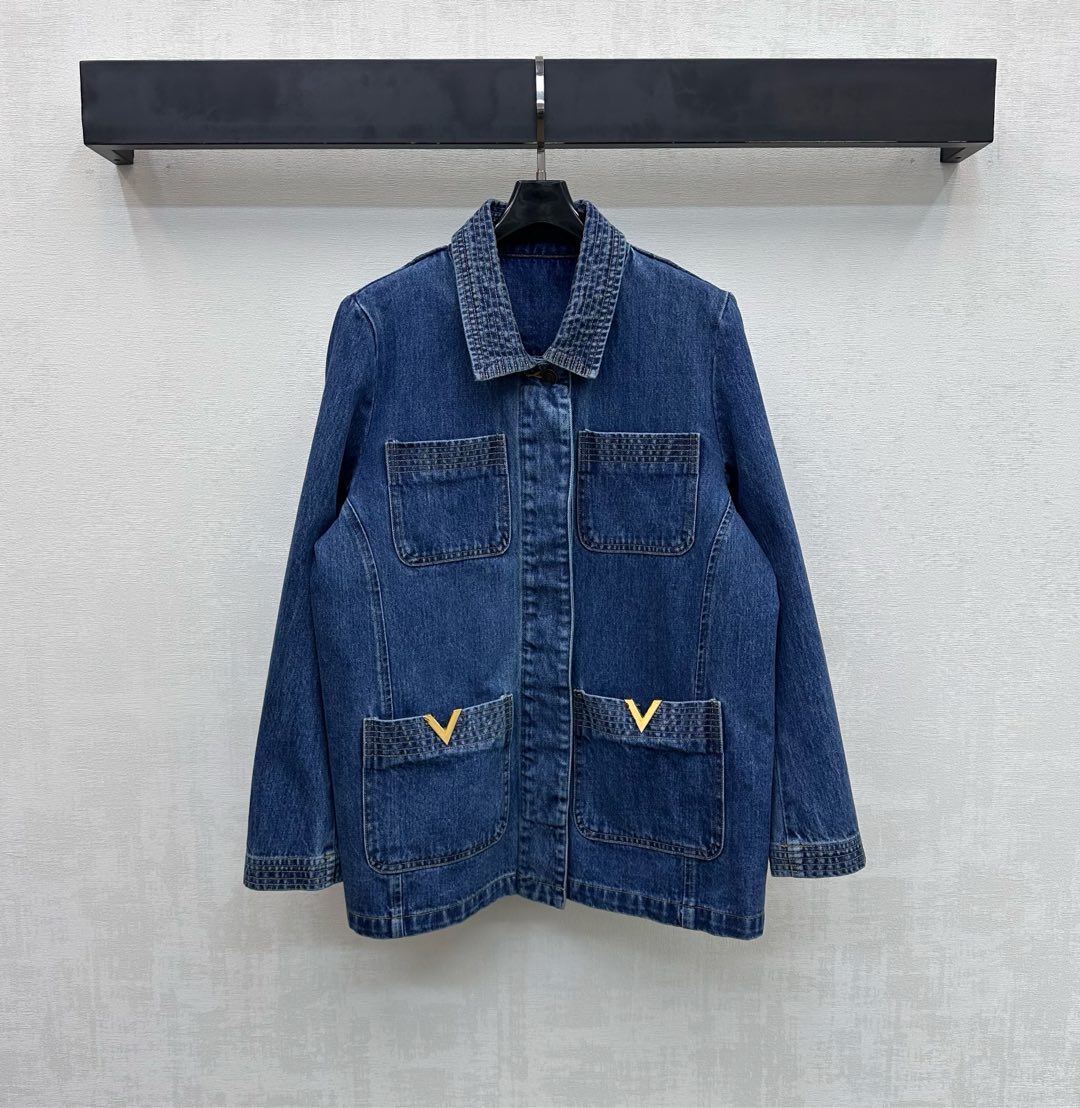 NO:738040,Valentin*2026 New Arrival Lapel Logo Denim Jacket Customized YB imported twill cotton denim material. Stiff, comfortable and stylish. Enzyme washing process is not easy to cross-color and fade. The hidden engraved button adjustment design is used. Multiple stitching details on the edges of the collar, cuffs and pockets add a sense of layering. Symmetrical pockets are decorated with the iconic letter V logo to highlight the brand's tone. Development of surface accessories. Lapel placket mid-length jacket tailoring. Casual and elegant retro style.  high version,,valentino,jackets & coats,19860909Valentin*2026新品上架翻领徽标牛仔外套定制YB进口斜纹棉牛仔材质 挺括舒适有型 酵素水洗工艺不易串色脱色 沿用隐藏式刻印纽扣调节设计 配合领边袖口口袋边缘多重车线缝合细节 增添造型层次感 对称口袋点缀标志性字母V徽标装饰 彰显品牌调性 面辅料开发 翻领开襟中长款外套剪裁 随意穿搭优雅复古  高版本,,valentino,jackets & coats,,Women's clothing