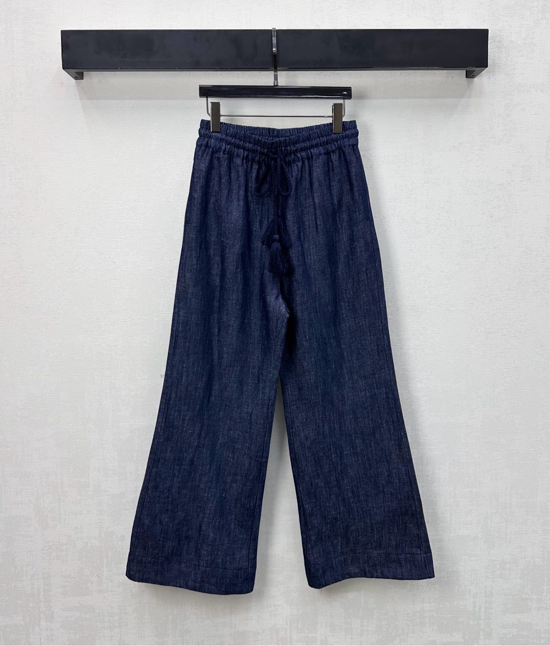 NO:738044,Valentin*2026 new arrivals waist cord denim wide-leg trousers customized with YB imported twill cotton denim material. Stiff, comfortable and stylish. Enzyme washing process is not easy to fade. The elastic waistband is used with the tether adjustment design to add layering to the look. The hip pockets are decorated with the iconic letter V logo to highlight the brand tone. The development of surface accessories. High-waisted wide-leg trousers cut. Can be paired with tops from the same series. The set is elegant and retro. High version, valentino,19860909Valentin*2026新品上架腰绳牛仔阔腿长裤定制YB进口斜纹棉牛仔材质 挺括舒适有型 酵素水洗工艺不易串色脱色 沿用弹力腰头配合系绳调节设计 增添造型层次感 后臀口袋点缀标志性字母V徽标装饰 彰显品牌调性 面辅料开发 高腰阔腿长裤剪裁 可搭配同系列上衣 成套穿搭优雅复古  高版本,,valentino,,Women's clothing