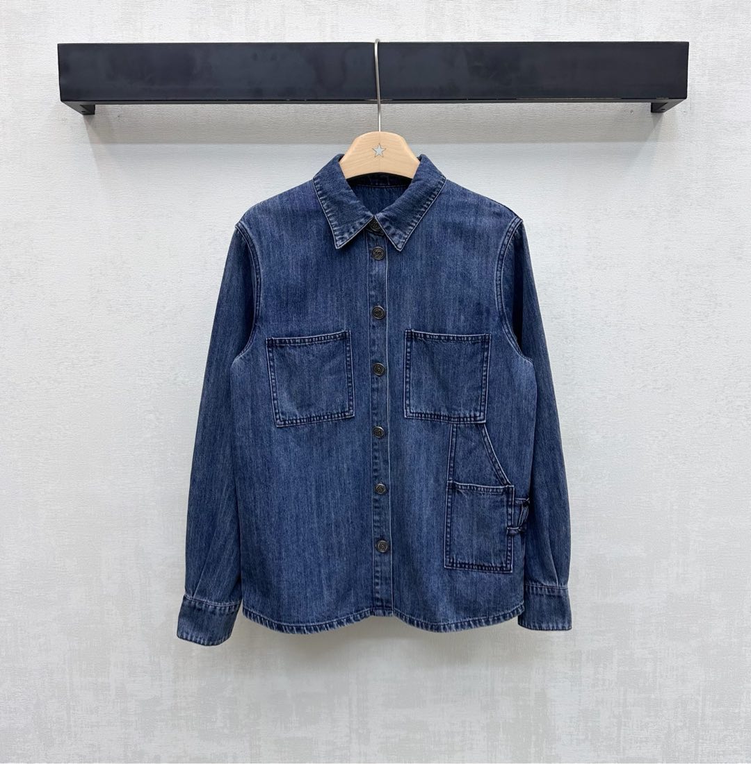 NO:738022,Chane*2026 new arrival letter logo denim shirt customized YB imported twill cotton denim material Multiple washing process presents a crisp and stylish texture Irregular front pocket design Smooth, simple and neat lines Add a sense of layering to the look Use the iconic metal letter engraved logo buttons to adjust the decoration Highlight the brand tone Development of surface accessories Lapel regular shirt jacket tailoring Can be paired with trousers from the same series Wear as a complete set with high street fashion style High version 36 38  40,,chanel,jackets & coats,19860909Chane*2026新品上架字母徽标牛仔衬衣定制YB进口斜纹全棉牛仔材质 多重水洗工艺 呈现挺括有型质感 前襟不规则口袋设计 线条流畅简约利落 增添造型层次感 沿用标志性金属字母刻印徽标纽扣调节装饰 彰显品牌调性 面辅料开发 翻领常规衬衣外套剪裁 可搭配同系列长裤 成套穿搭高街时髦风格 高版本36 38 40,,chanel,jackets & coats,,Women's clothing