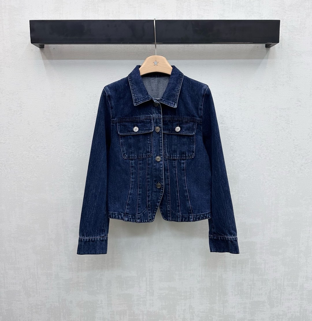 NO:738034,Chane*2026 New Arrival Lapel Slim Denim Jacket Customized YB Imported Twill Cotton Denim Material Multiple Washing Processes Presenting a Crisp and Stylish Texture Symmetrical Flap Pocket Design on the Chest Smooth, Simple and Neat Lines Adding Layer to the Style The Iconic Metal Letters Engraved Logo Buttons Are Used to Adjust the Decoration Highlighting the Brand's Tonality Development of Surface Accessories Lapel Waist Jacket Cutting Can be Paired with the Same Series of Trousers Wear as a Set to High Street Fashionable Style High Version 36 38  40,,chanel,jackets & coats,jackets & coats,19860909Chane*2026新品上架翻领修身牛仔外套定制YB进口斜纹全棉牛仔材质 多重水洗工艺 呈现挺括有型质感 胸前对称翻盖口袋设计 线条流畅简约利落 增添造型层次感 沿用标志性金属字母刻印徽标纽扣调节装饰 彰显品牌调性 面辅料开发 翻领收腰夹克外套剪裁 可搭配同系列长裤 成套穿搭高街时髦风格 高版本36 38 40,,chanel,jackets & coats,jackets & coats,,Women's clothing