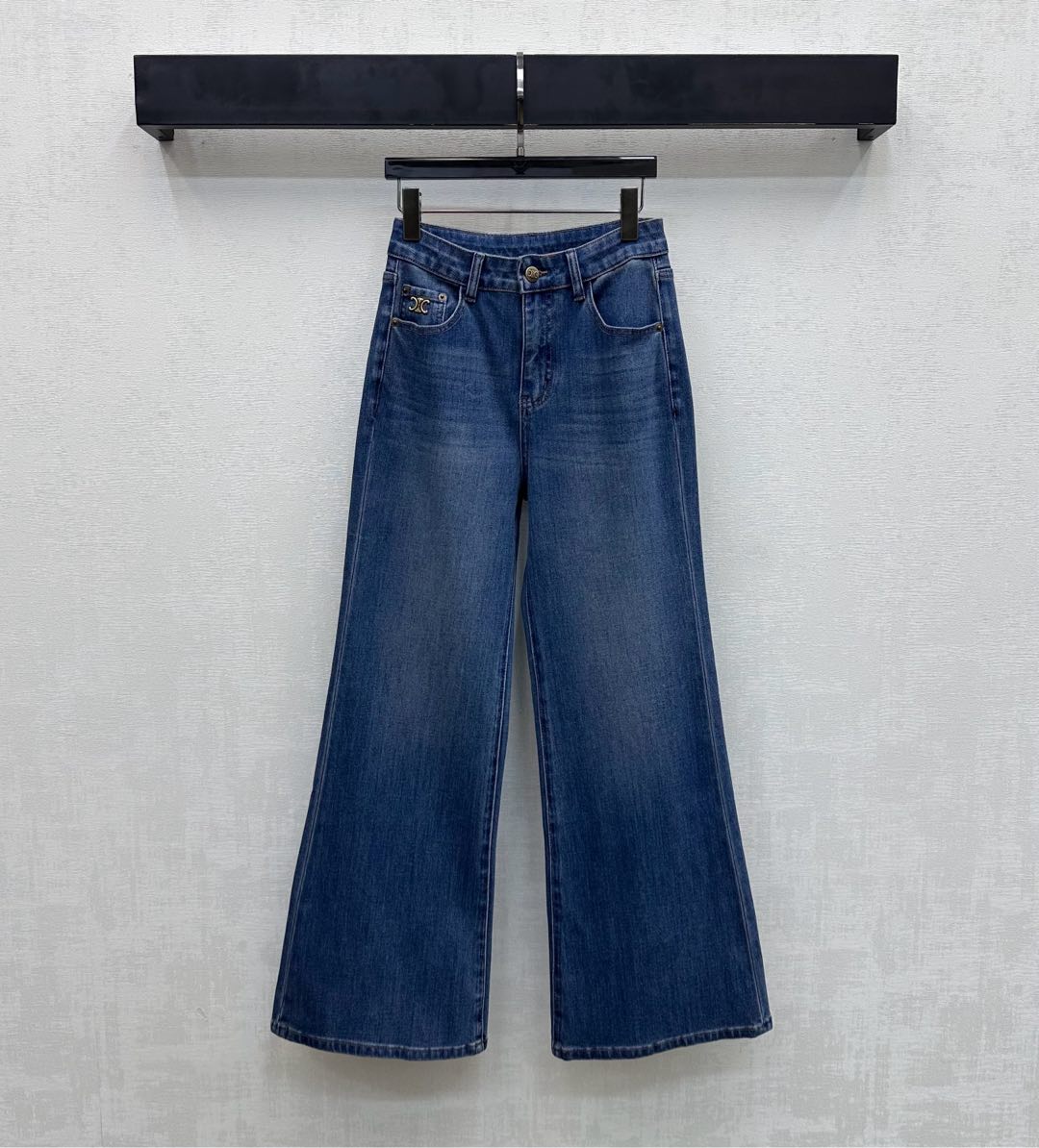 NO:738030,Celin*2026 new product launch logo denim straight trousers customized YB imported twill cotton denim material Very wide and stylish Restore the retro texture using the water-washing process to add layering to the look The back waist is embellished with iconic letter leather label decoration Echoing the pocket metal logo design Highlighting the brand tone Development of surface accessories High-waisted buttoned straight trousers tailored casually matched with tops to wear simple and advanced High version 2 colors 26-30,,celine,19860909Celin*2026新品上架徽标牛仔直筒长裤定制YB进口斜纹棉牛仔材质 挺阔有型 沿用水洗工艺还原复古质感 增添造型层次感 后腰点缀标志性字母皮标装饰 呼应口袋金属徽标设计 彰显品牌调性 面辅料开发 高腰系扣直筒长裤剪裁 随意搭配上装穿搭简约又高级 高版本2色26-30,,celine,,Women's clothing