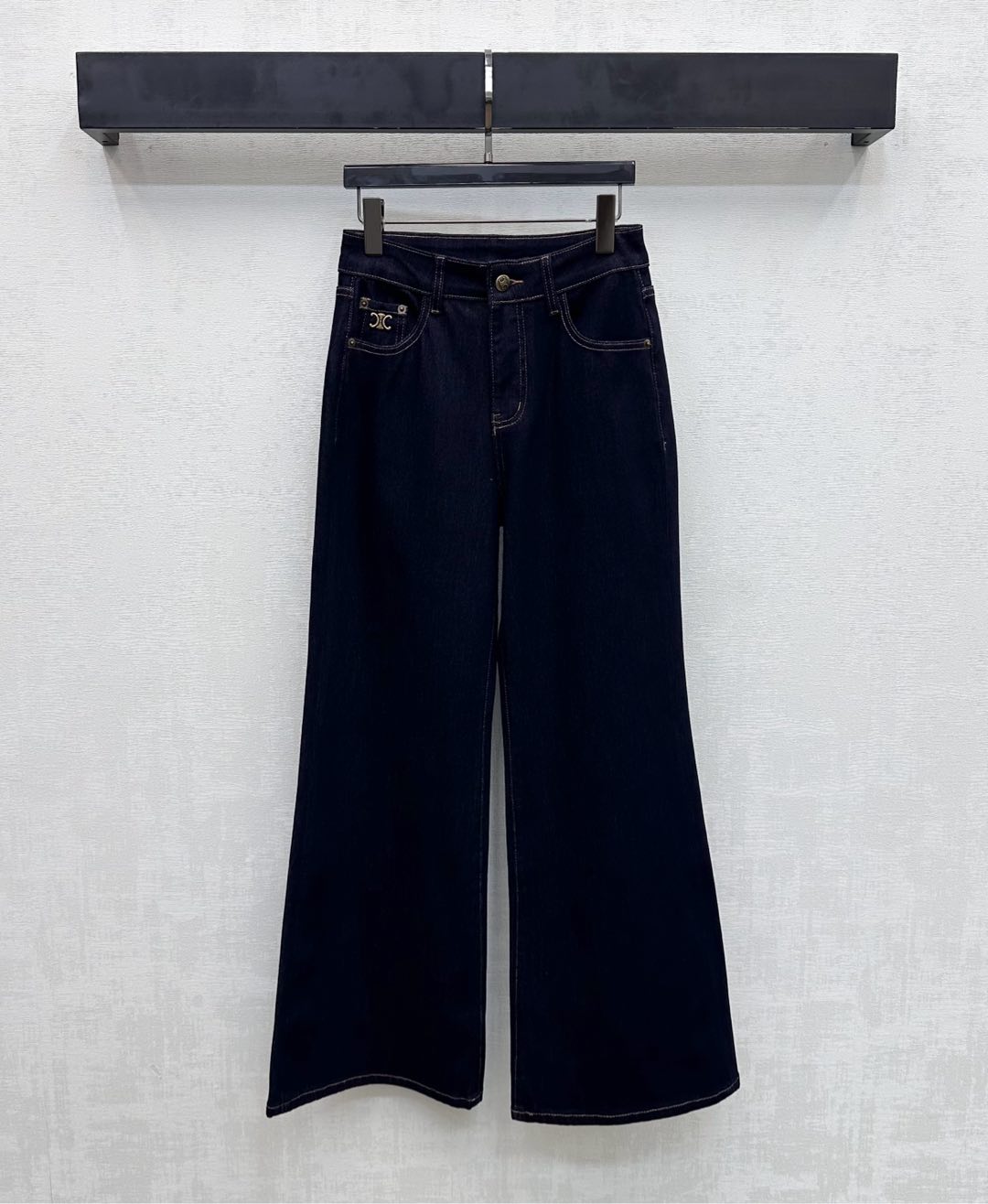 NO:738024,Celin*2026 new product launch logo denim straight trousers customized YB imported twill cotton denim material Very wide and stylish Restore the retro texture using the water-washing process to add layering to the look The back waist is embellished with iconic letter leather label decoration Echoing the pocket metal logo design Highlighting the brand tone Development of surface accessories High-waisted buttoned straight trousers tailored casually matched with tops to wear simple and advanced High version 2 colors 26-30,,celine,19860909Celin*2026新品上架徽标牛仔直筒长裤定制YB进口斜纹棉牛仔材质 挺阔有型 沿用水洗工艺还原复古质感 增添造型层次感 后腰点缀标志性字母皮标装饰 呼应口袋金属徽标设计 彰显品牌调性 面辅料开发 高腰系扣直筒长裤剪裁 随意搭配上装穿搭简约又高级 高版本2色26-30,,celine,,Women's clothing