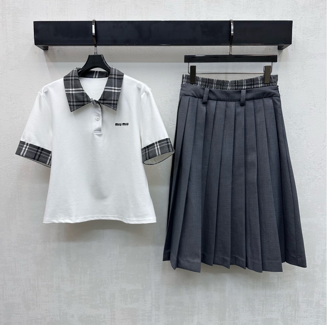 NO:738018,Miumi*2026 new products are on the shelves. The spliced plaid suit is made of YB imported cotton material. It is breathable and comfortable. The collar and cuffs are made of plaid shirt fabric splicing design. It echoes the waist details to make it more coordinated and adds layering to the look. The iconic letter embroidery on the chest echoes the letter logo on the back waist to highlight the brand tone. The development of surface accessories. The lapel short-sleeved top is cut from the same series of pleated skirts. The complete set is worn to reduce age and youthful college style.  High version 2 colors,,miumiu,skirts,shirts,T-shirt,19860909Miumi*2026新品上架拼接格纹套装定制YB进口棉纶材质 透气舒适 领边袖口沿用格纹衬衫面料拼接设计 与腰头细节相呼应更显协调 增添造型层次感 胸前标志性字母刺绣呼应后腰字母徽标 彰显品牌调性 面辅料开发 翻领短袖上衣同系列百褶半裙剪裁 成套穿搭减龄青春学院风 高版本2色,,miumiu,skirts,shirts,T-shirt,,Women's clothing