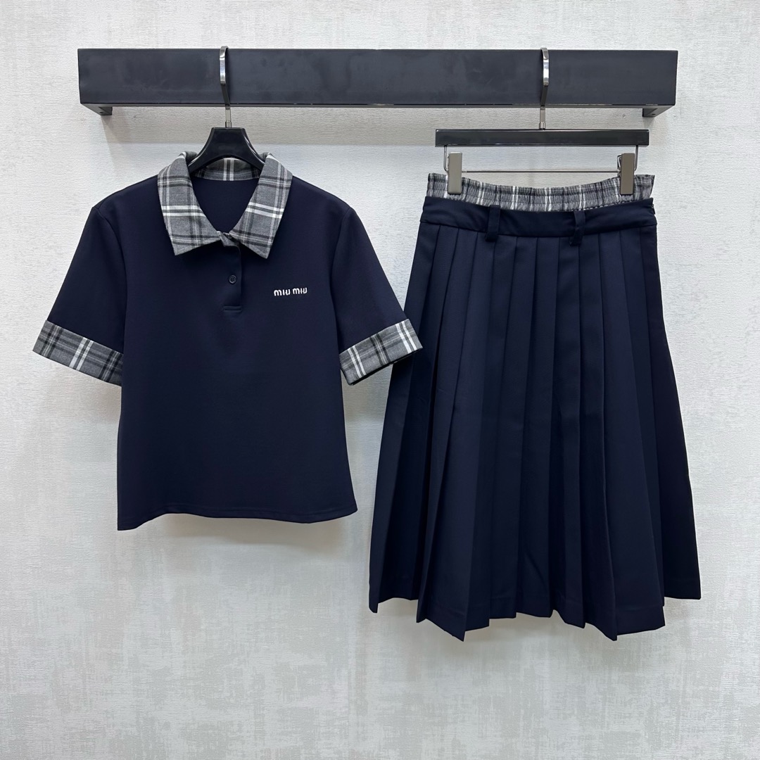 NO:738041,Miumi*2026 new products are on the shelves. The spliced plaid suit is made of YB imported cotton material. It is breathable and comfortable. The collar and cuffs are made of plaid shirt fabric splicing design. It echoes the waist details to make it more coordinated and adds layering to the look. The iconic letter embroidery on the chest echoes the letter logo on the back waist to highlight the brand tone. The development of surface accessories. The lapel short-sleeved top is cut from the same series of pleated skirts. The complete set is worn to reduce age and youthful college style.  High version 2 colors,,miumiu,skirts,shirts,T-shirt,19860909Miumi*2026新品上架拼接格纹套装定制YB进口棉纶材质 透气舒适 领边袖口沿用格纹衬衫面料拼接设计 与腰头细节相呼应更显协调 增添造型层次感 胸前标志性字母刺绣呼应后腰字母徽标 彰显品牌调性 面辅料开发 翻领短袖上衣同系列百褶半裙剪裁 成套穿搭减龄青春学院风 高版本2色,,miumiu,skirts,shirts,T-shirt,,Women's clothing