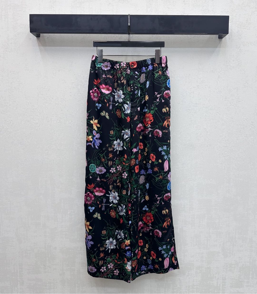 NO:738049,Gucc*2026 new arrival silk printed straight trousers, customized YB imported mulberry silk material, glossy texture, comfortable and soft, made with three-dimensional pleated cutting technology, with zipper buckle to adjust the wear and tear design, adding layering to the style, contrasting flower and insect patterns all over the body, rich visual impact, highlighting the brand tone, development of surface accessories, high-waisted straight trousers, can be matched with the same series of shirts, complete set with high-end temperament, high version 2 colors,, gucci, real silk,19860909Gucc*2026新品上架真丝印花直筒长裤定制YB进口桑蚕丝材质 质感光泽 舒适柔软 沿用立体压褶裁剪工艺制作 配合拉链系扣调节穿脱设计 增添造型层次感 通体满铺撞色花朵昆虫图案 丰富视觉冲击力 彰显品牌调性 面辅料开发 高腰直筒长裤剪裁 可搭配同系列衬衣 成套穿搭高级气质 高版本2色,,gucci,real silk,,Women's clothing