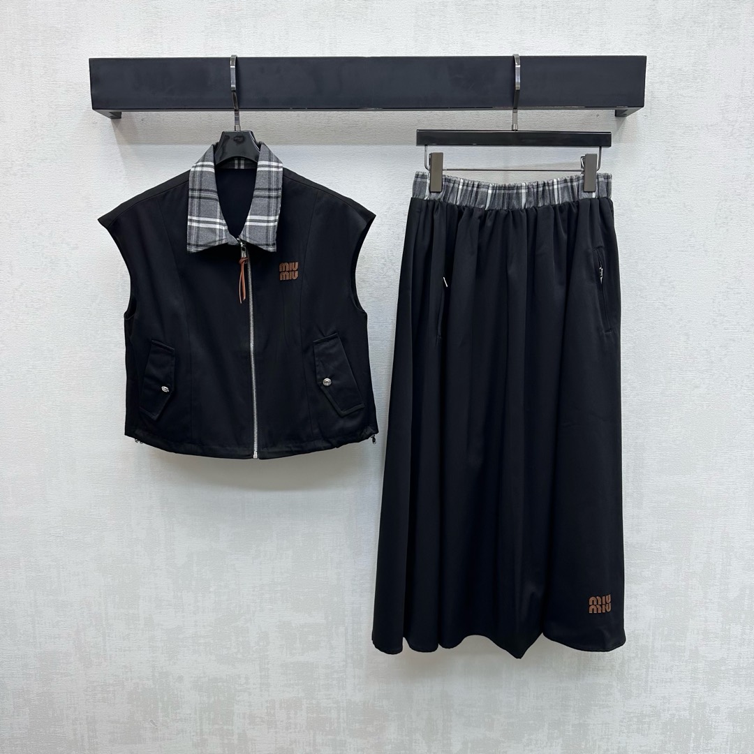 NO:738060,Miumi*2026 new products are on the shelves. The spliced plaid vest and skirt suit is made of YB imported cotton material. It is breathable and comfortable. The collar edge is spliced with plaid shirt fabric. It echoes the waist details to make it more coordinated. It adds layering to the look. The iconic letter leather label on the chest echoes the skirt to highlight the brand tone. The development of surface accessories. The lapel short vest is cut with the same series of pleated skirts. The complete set is worn in an age-reducing youthful college style.  High version 2 colors,,miumiu,skirts,shirts,19860909Miumi*2026新品上架拼接格纹马甲半裙套装定制YB进口棉纶材质 透气舒适 领边沿用格纹衬衫面料拼接设计 与腰头细节相呼应更显协调 增添造型层次感 胸前标志性字母皮标呼应裙摆 彰显品牌调性 面辅料开发 翻领短款马甲同系列百褶半裙剪裁 成套穿搭减龄青春学院风 高版本2色,,miumiu,skirts,shirts,,Women's clothing