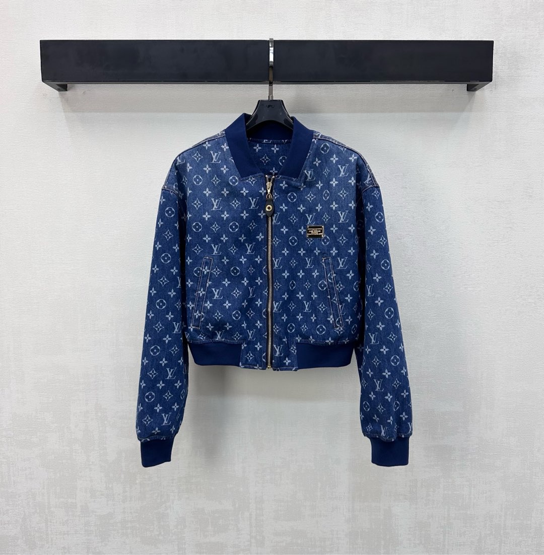 NO:738054,Louis Vuitto*2026 New Arrival Logo Denim Jacket Jacket Customized YB Imported Twill Cotton Material Enzyme Washing Process Not Easy to Fade Color Crossover Printed all over with four-leaf clover elements and letter logo patterns Echoing the metal mark decoration on the chest to highlight the brand tone Leather buckle and zipper adjustment for symmetrical insert pockets Pocket version with contrasting thread hemming design to add layering to the look Surface accessories development Short jacket jacket tailoring Can be paired with skirts from the same series for a stylish and stylish look  high version,,louis vuitton,skirts,jackets & coats,jackets & coats,19860909Louis Vuitto*2026新品上架徽标牛仔夹克外套定制YB进口斜纹全棉材质 酵素水洗工艺 不易掉色串色 通体满印四叶草元素和字母徽标图案 呼应胸前金属标装饰 彰显品牌调性 开襟皮扣拉链调节对称插兜口袋版型配合撞色螺纹包边设计 增添造型层次感 面辅料开发 短款夹克外套剪裁 可搭配同系列半裙 穿搭出彩时髦   高版本,,louis vuitton,skirts,jackets & coats,jackets & coats,,Women's clothing